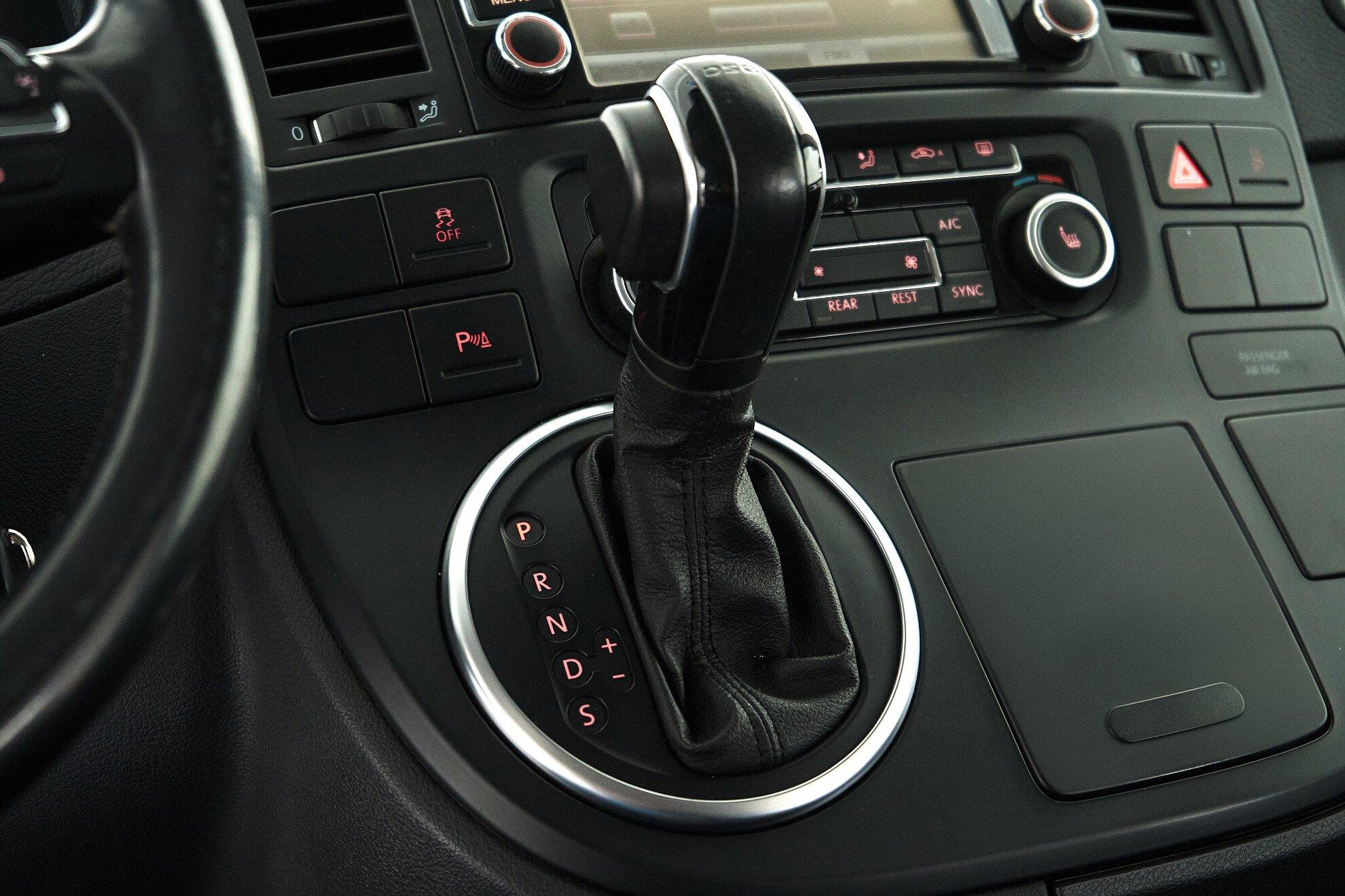 Volkswagen Multivan 2012, черный