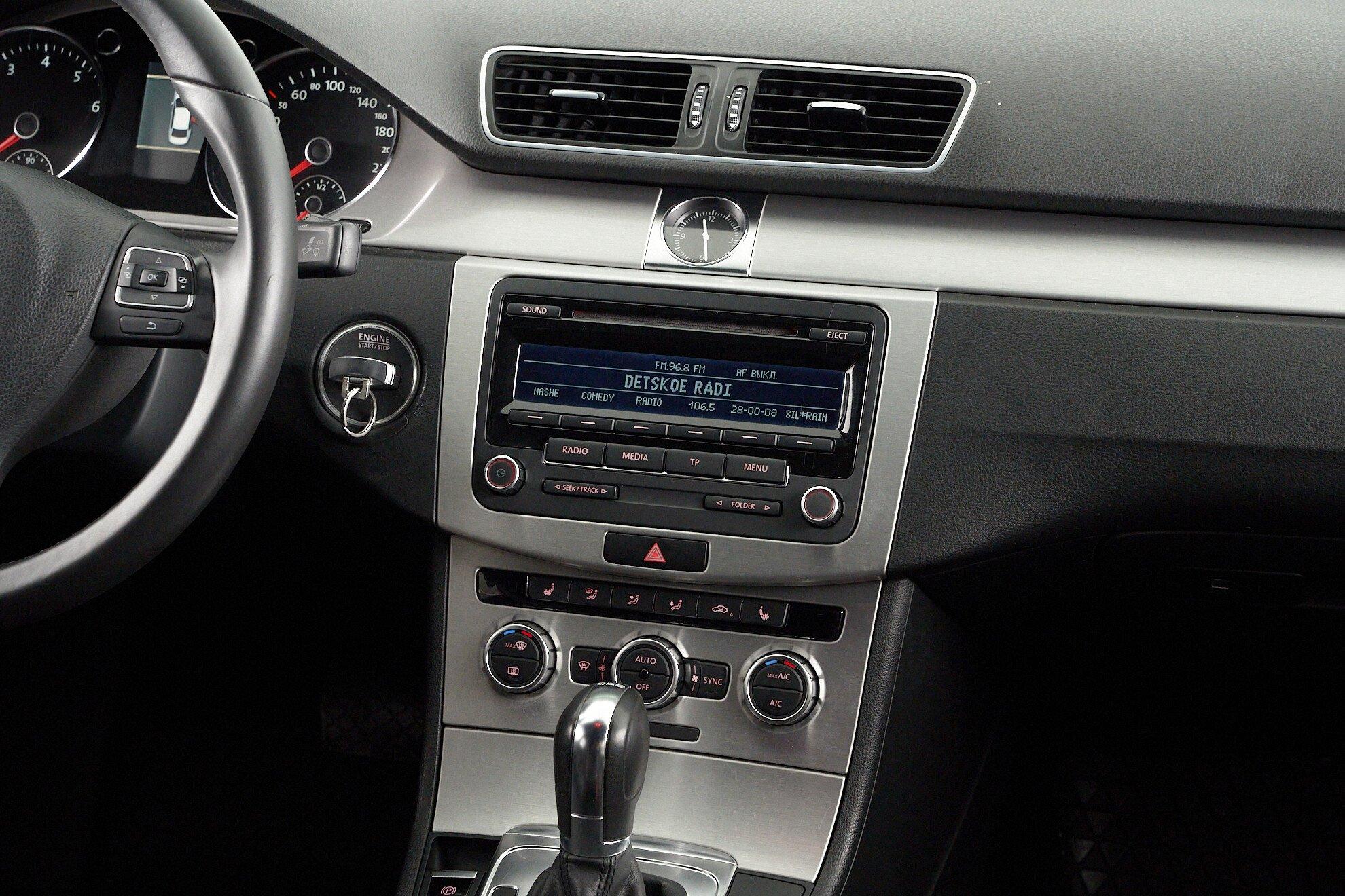 Volkswagen Passat 2012, белый