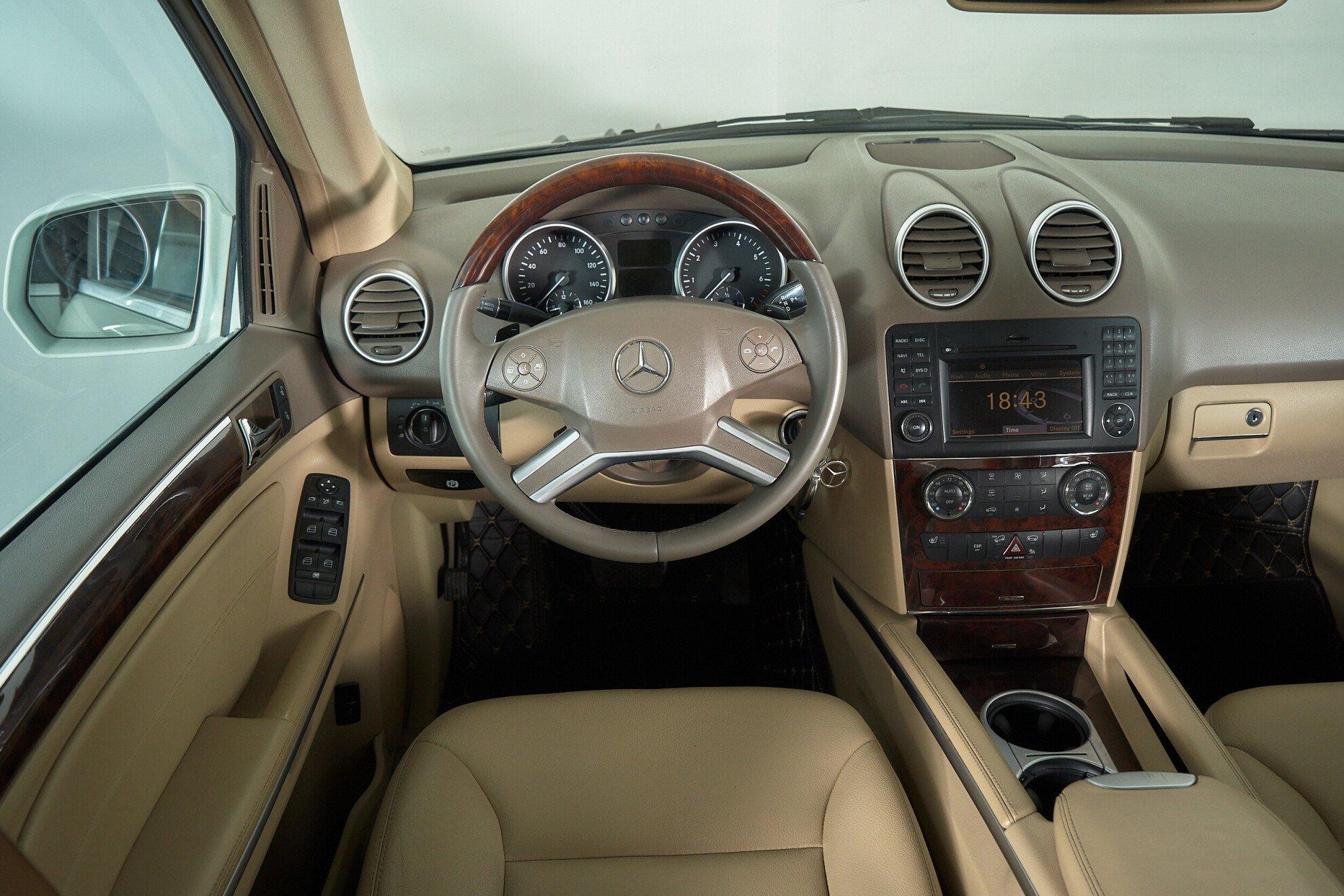 Mercedes-Benz M-Класс 2010, белый