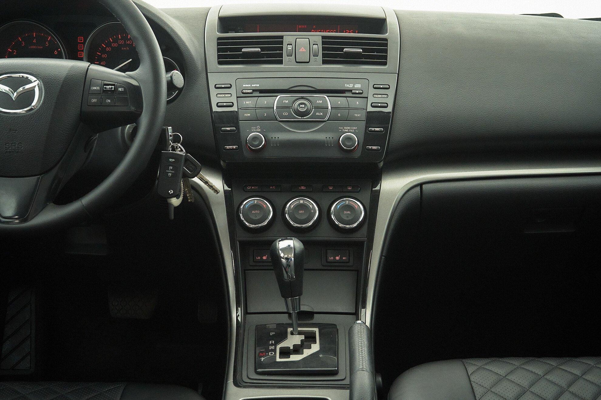 Mazda 6 2010, белый