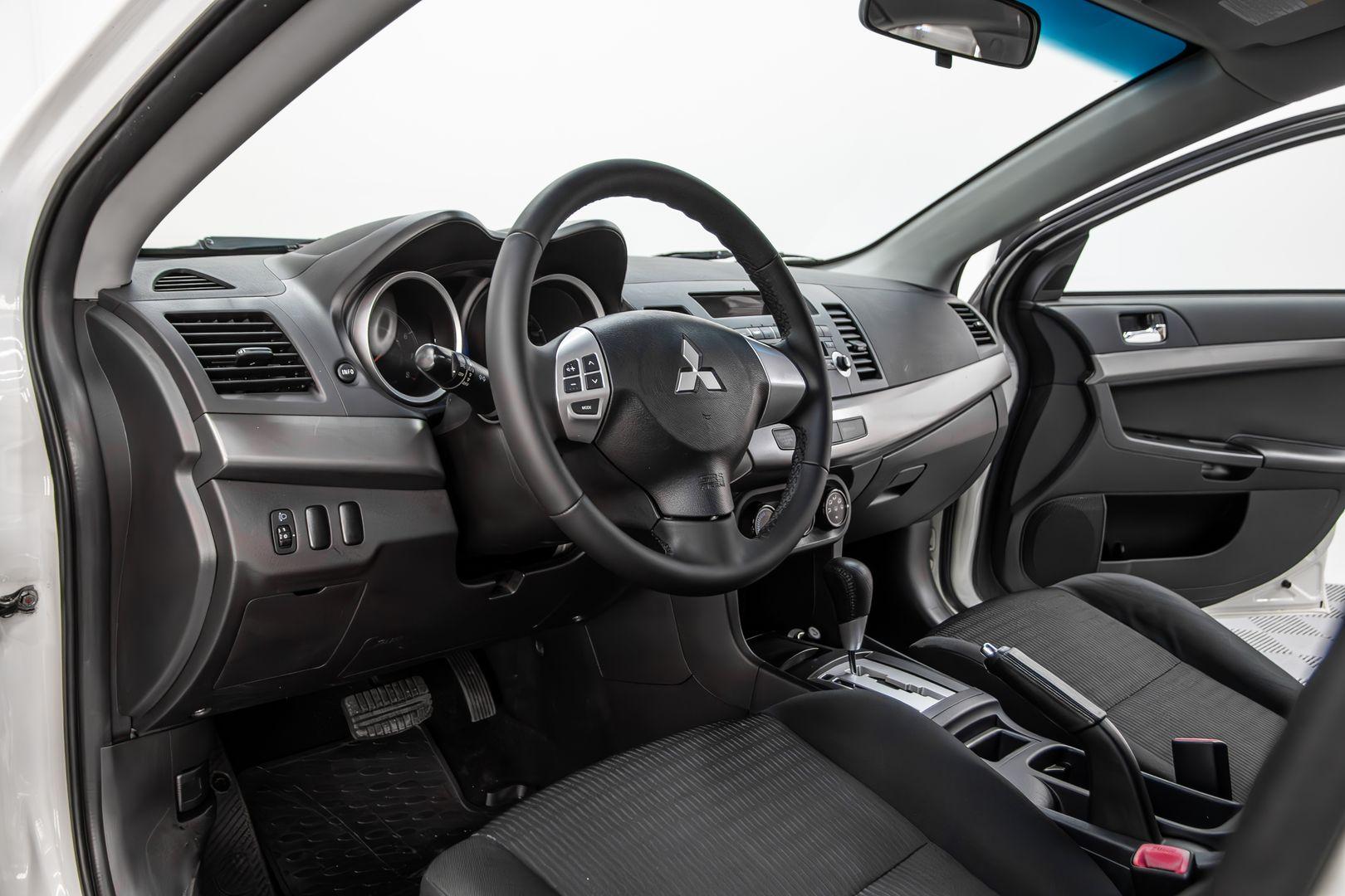 Mitsubishi Lancer 2012, белый