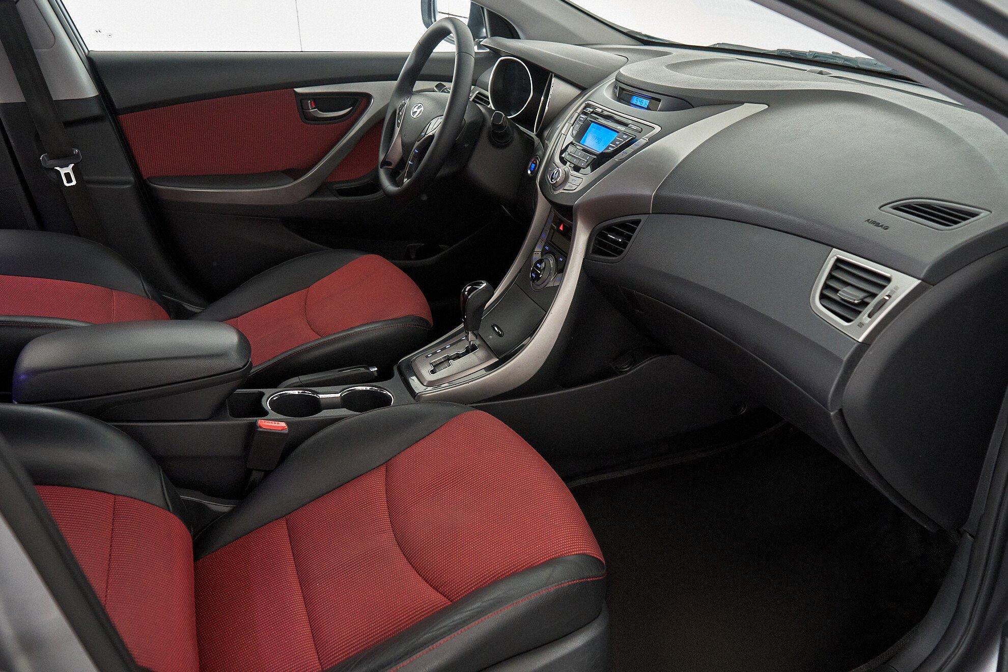 Hyundai Elantra 2012, серый