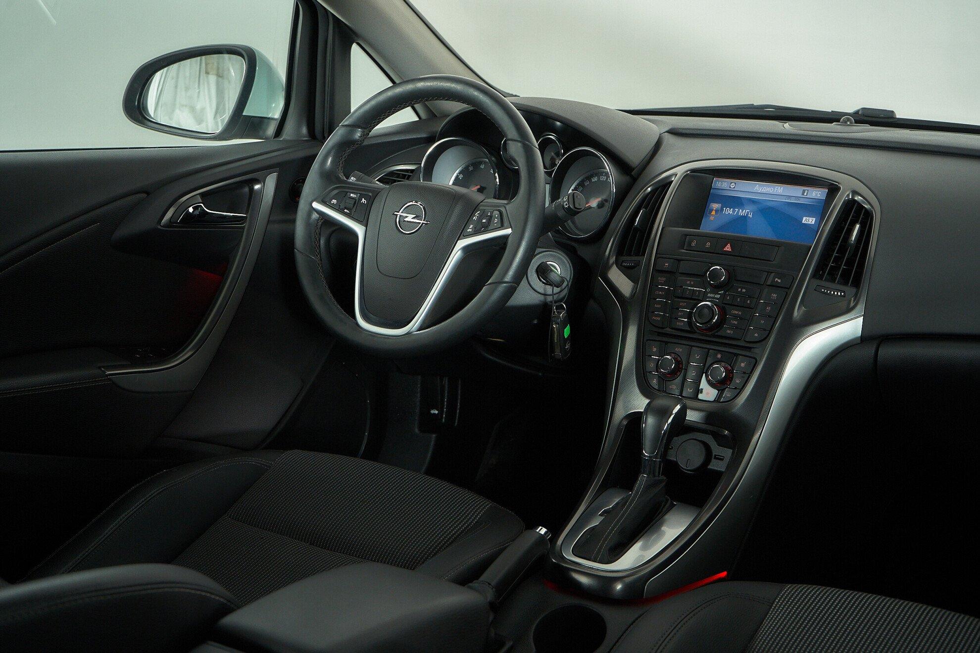 Opel Astra 2011, белый