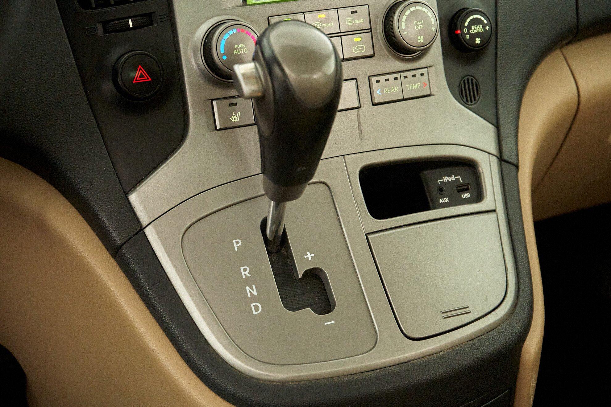 Hyundai Grand Starex 2012, серебряный