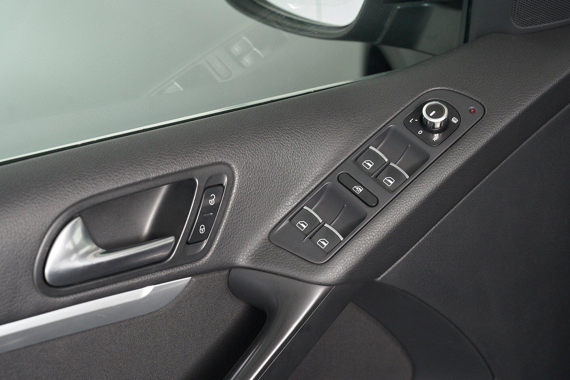 Volkswagen Tiguan 2013, черный