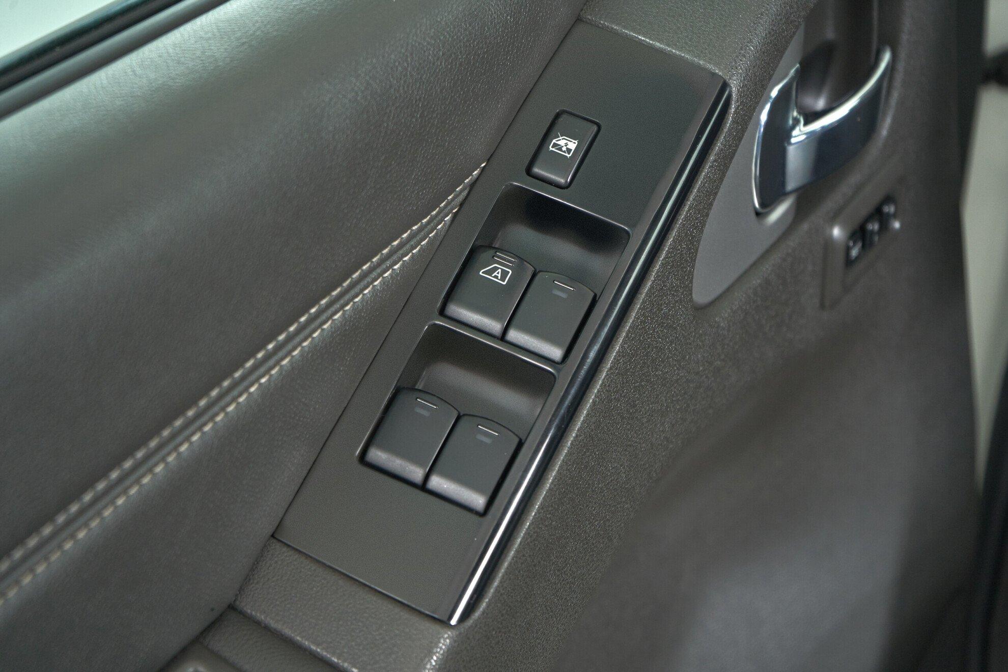 Nissan Pathfinder 2011, белый
