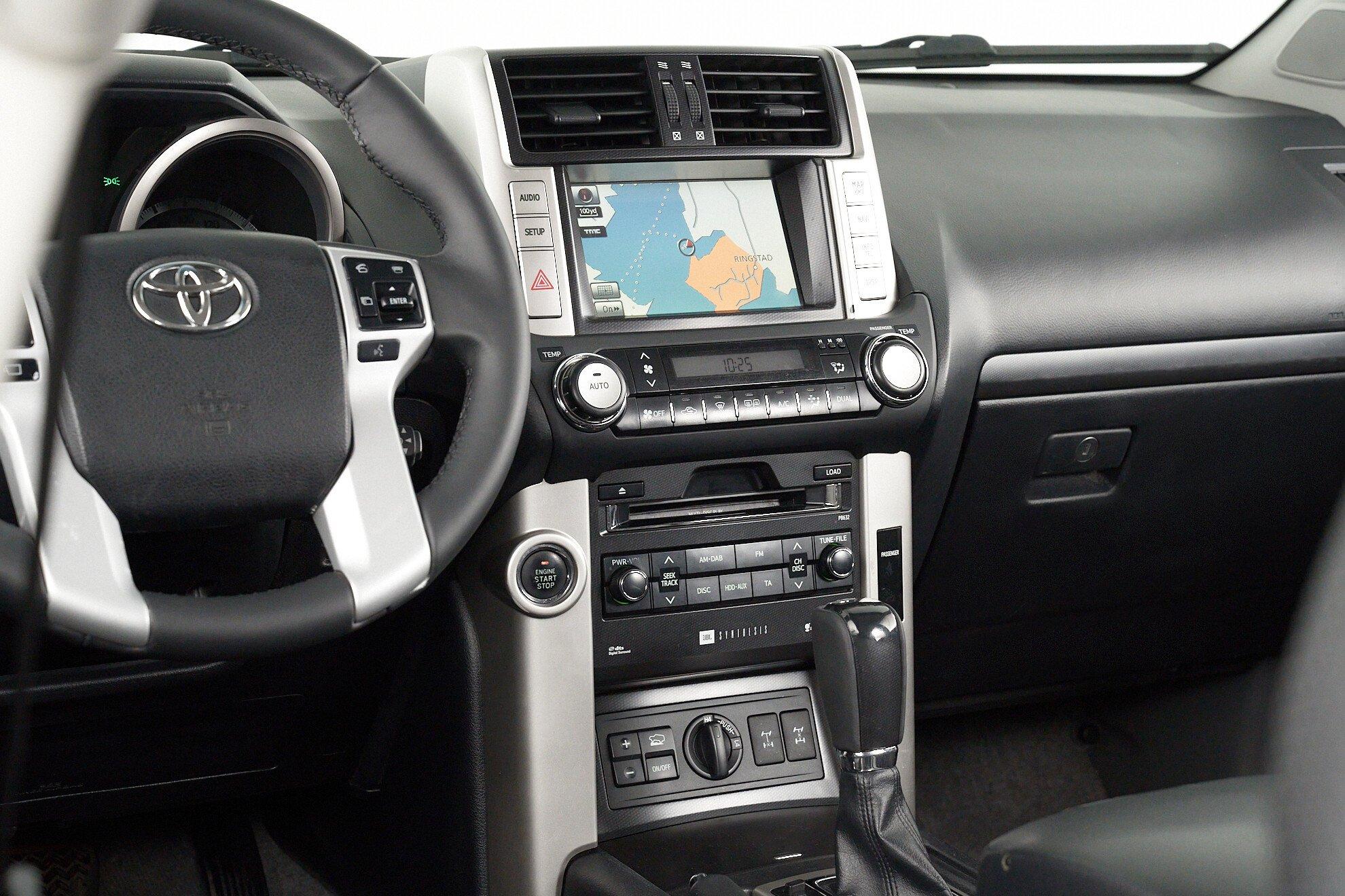 Toyota Land Cruiser Prado 2011, серый