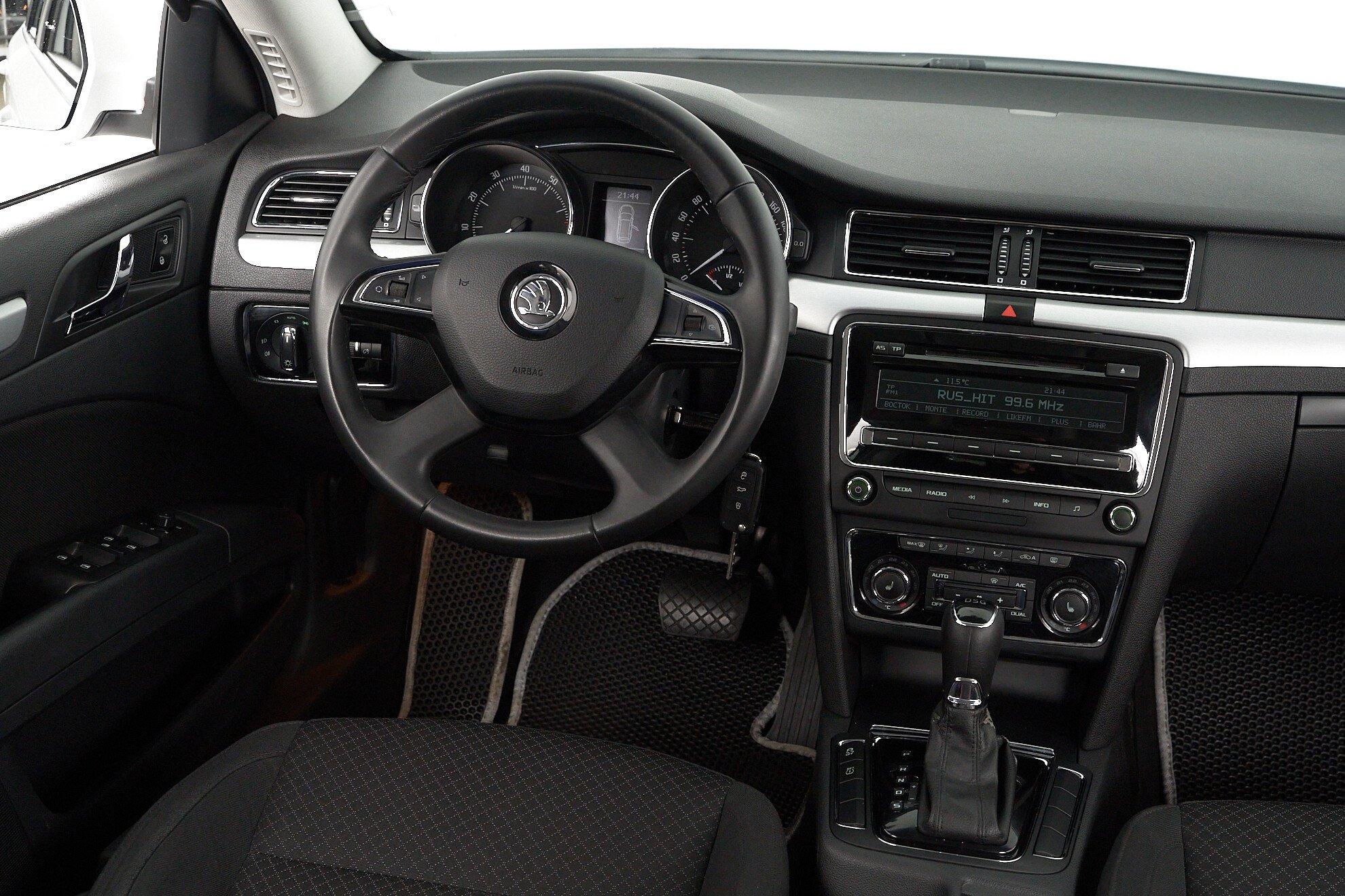 Skoda Superb 2014, белый