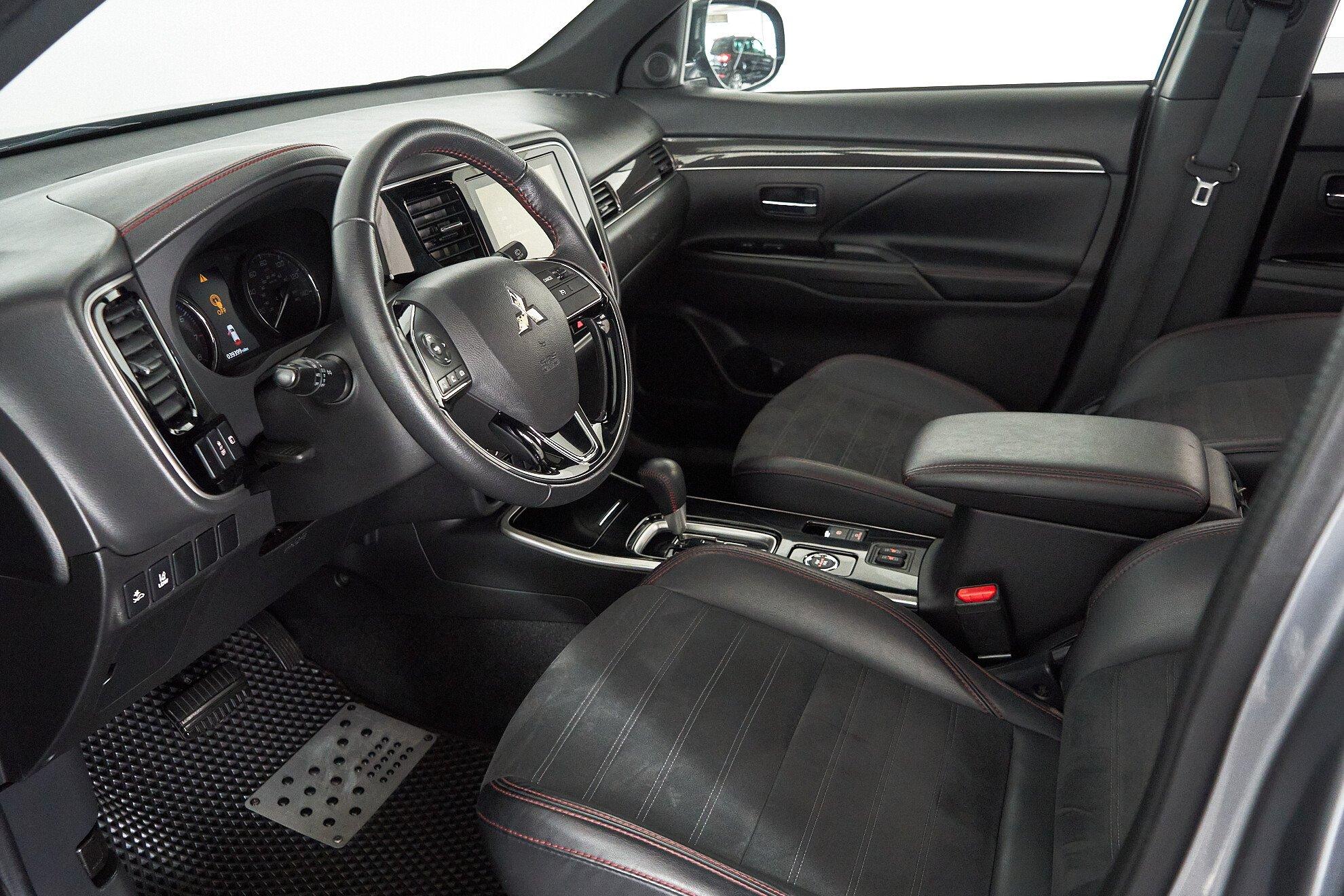 Mitsubishi Outlander 2019, серый