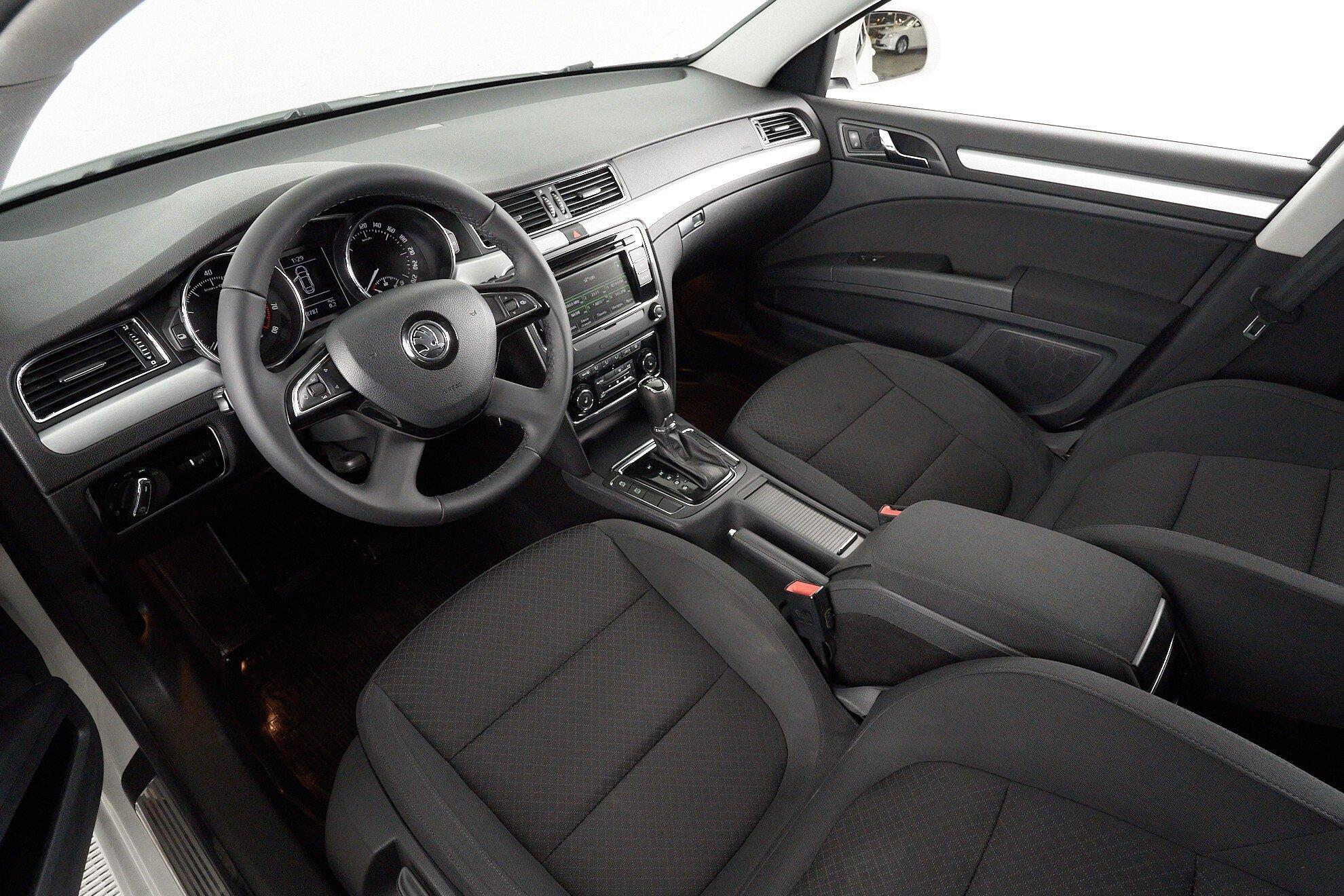 Skoda Superb 2013, белый