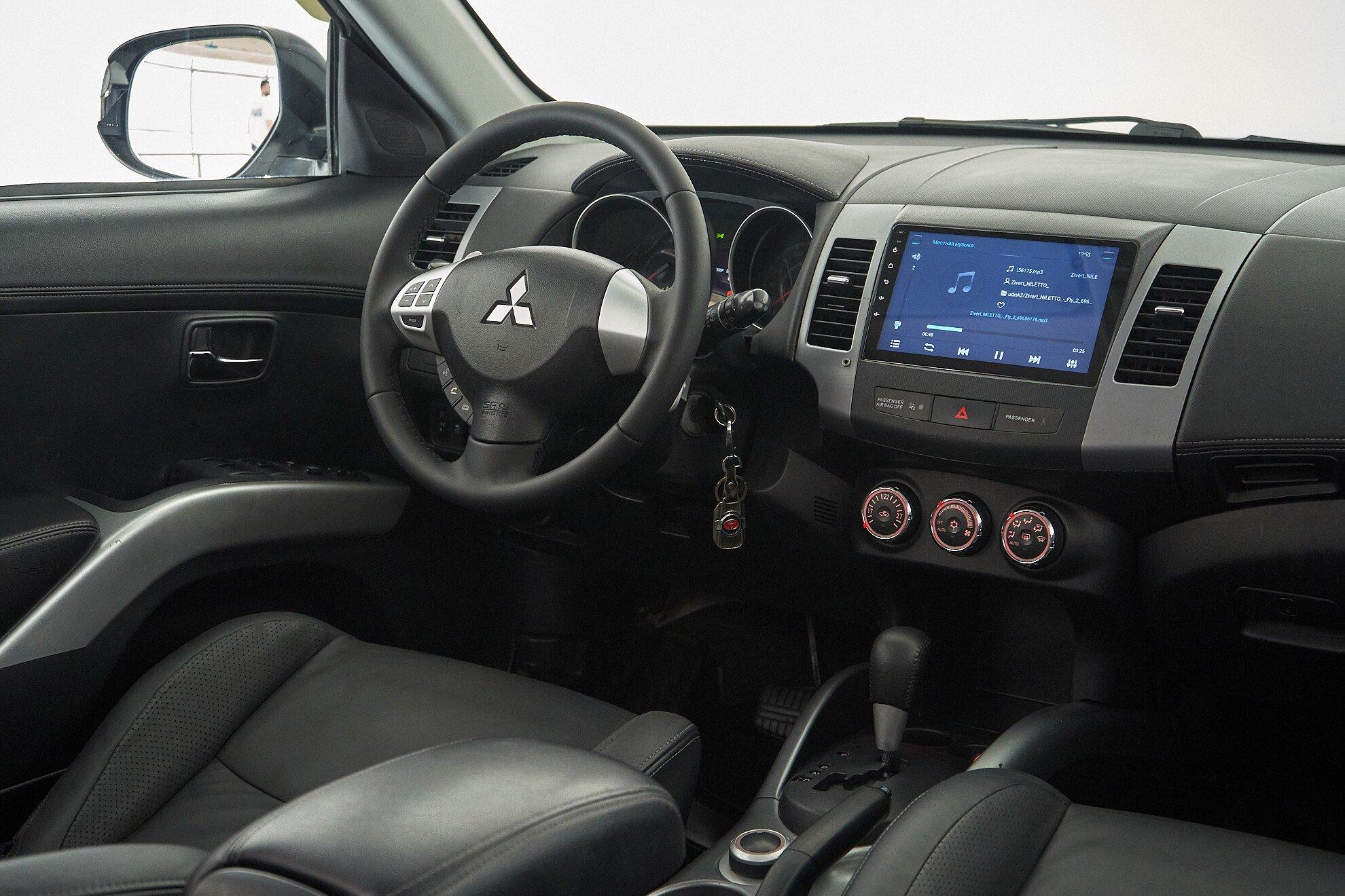 Mitsubishi Outlander 2010, белый