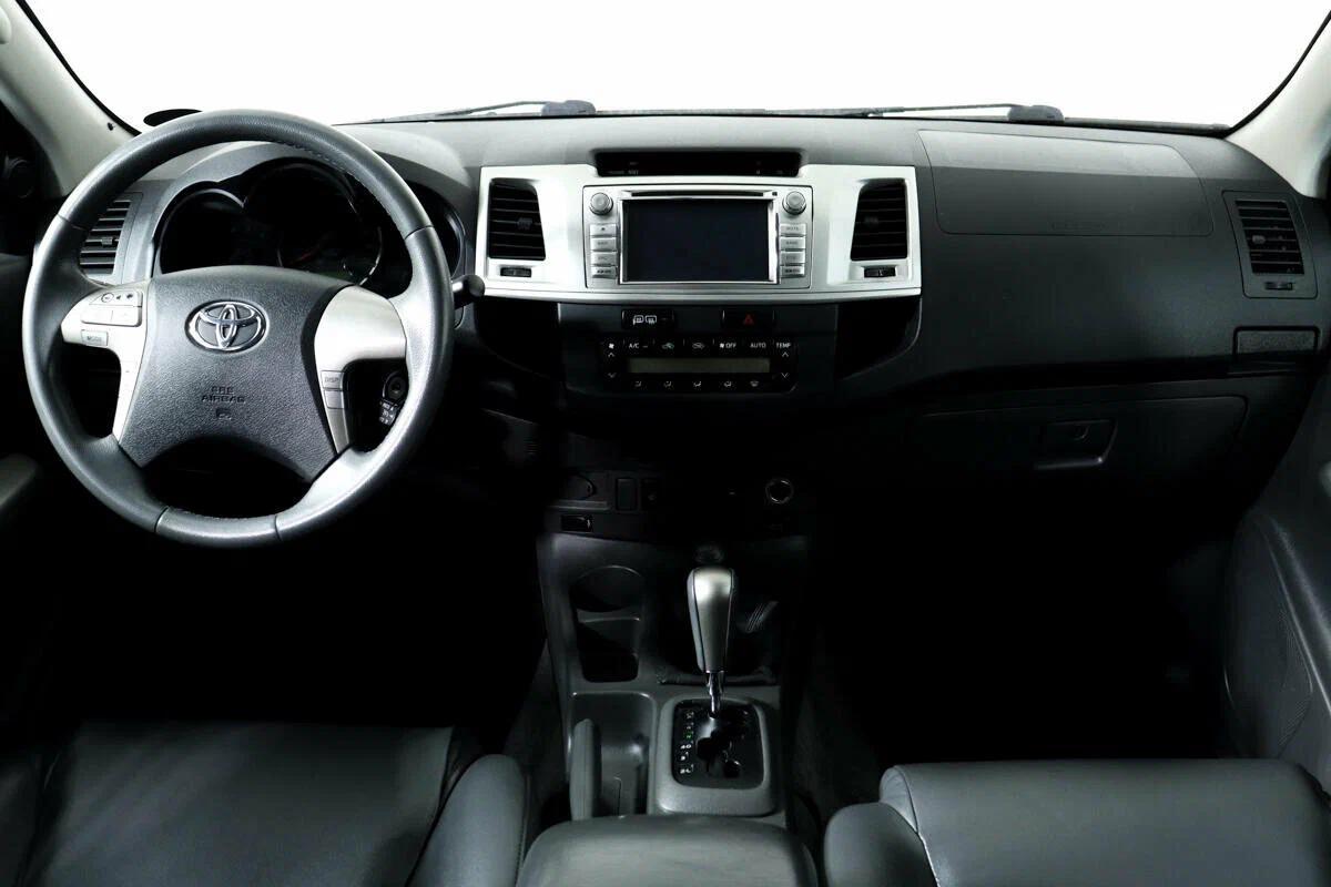 Toyota Hilux 2012, серебряный