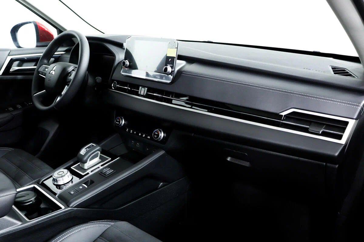 Mitsubishi Outlander 2023, красный