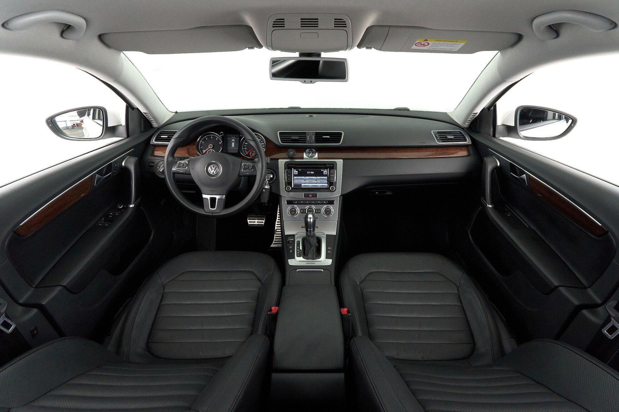 Volkswagen Passat 2013, белый