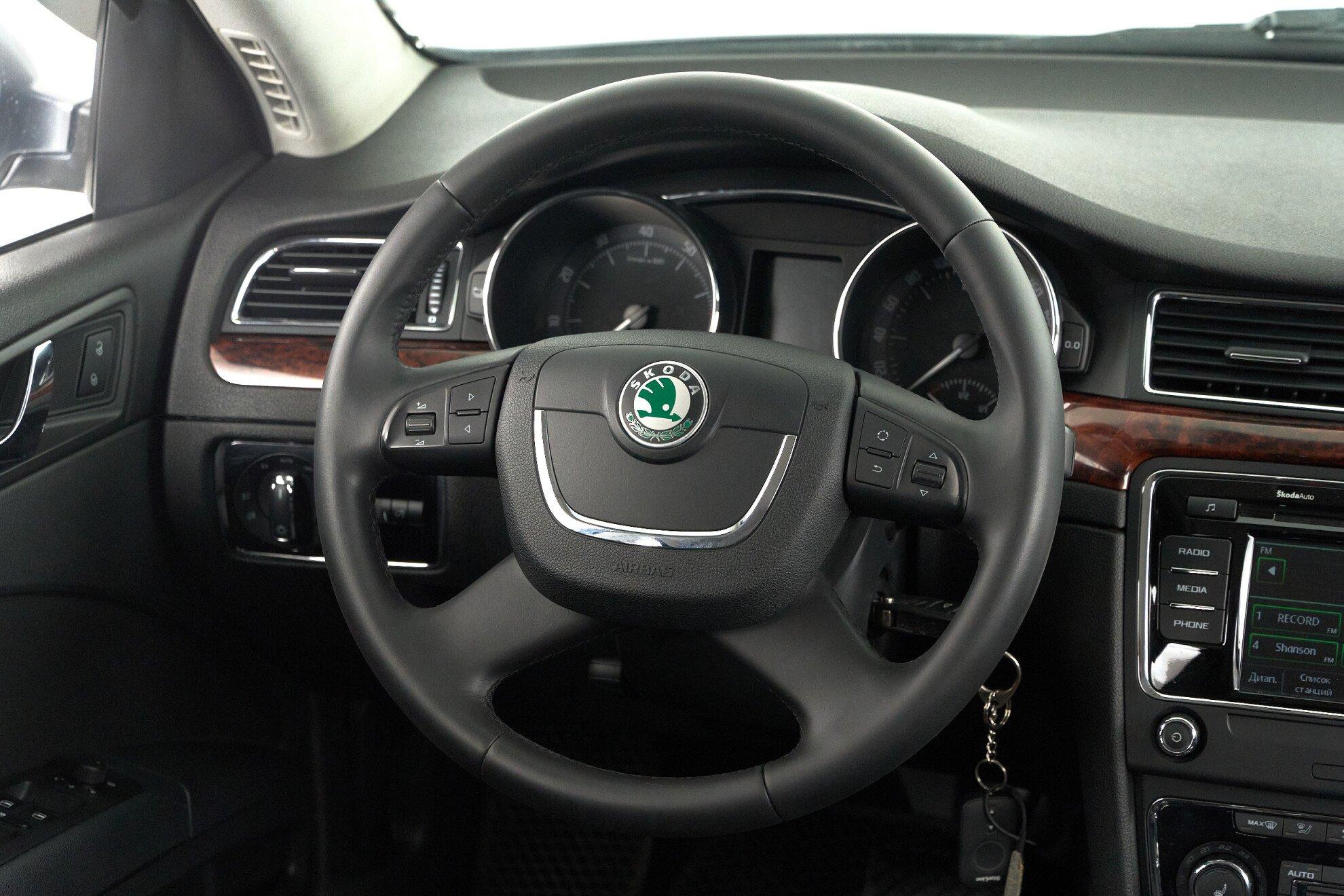 Skoda Superb 2011, серый