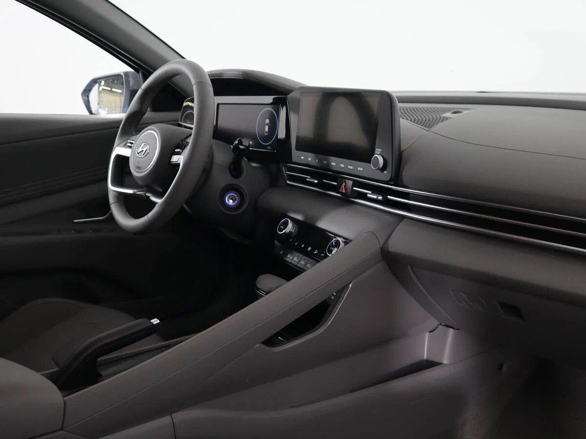 Hyundai Elantra 2022, серый