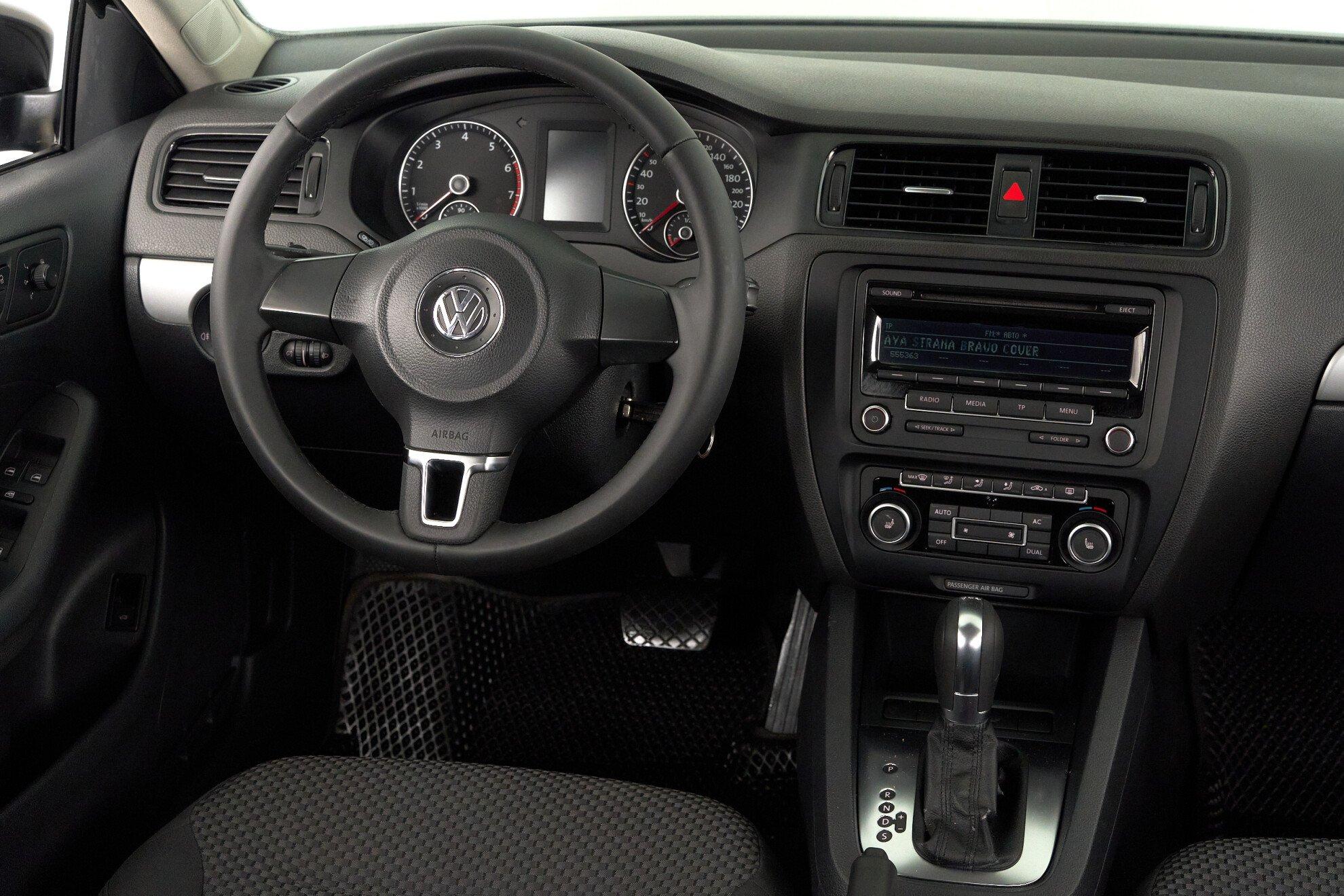 Volkswagen Jetta 2012, черный