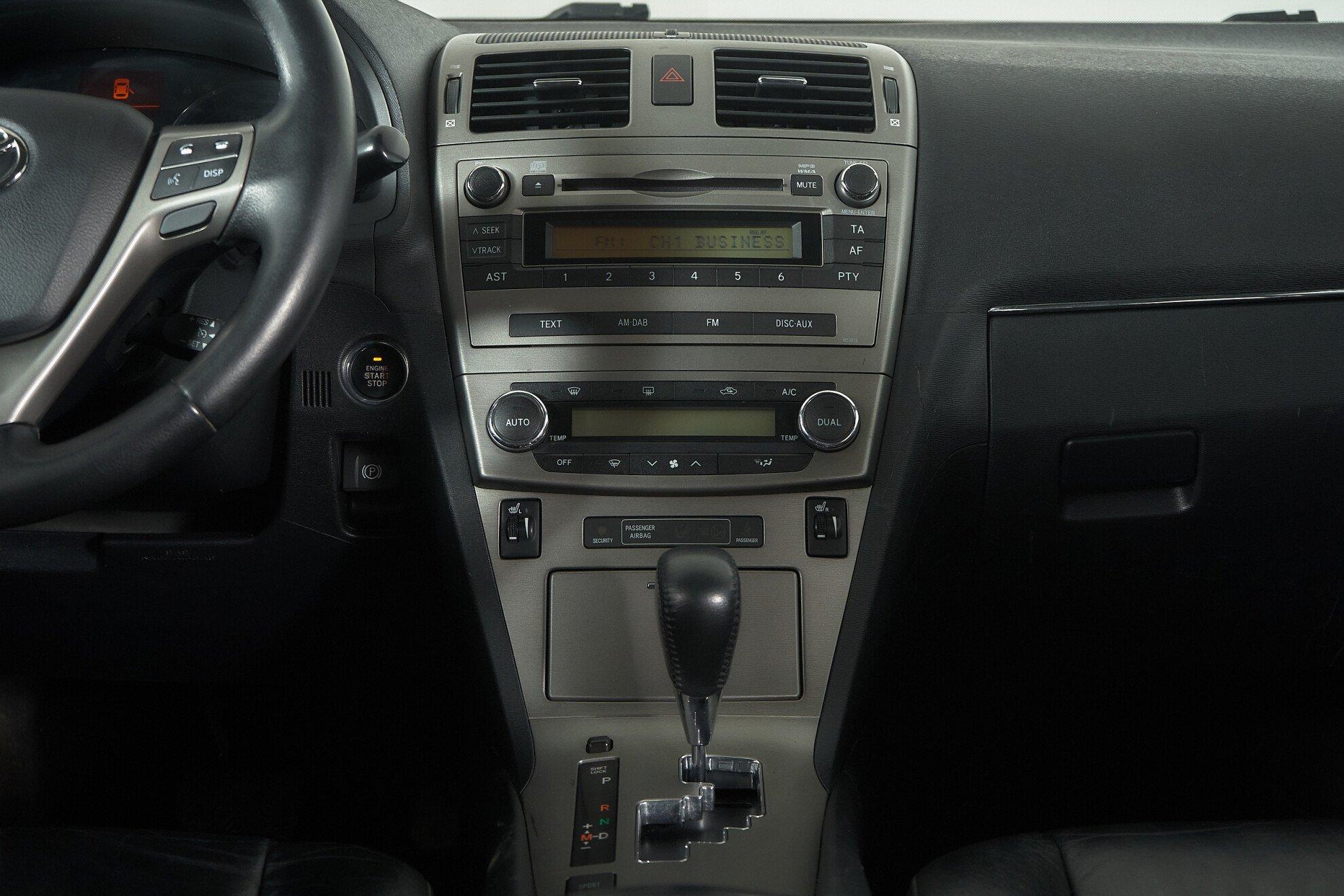 Toyota Avensis 2010, белый