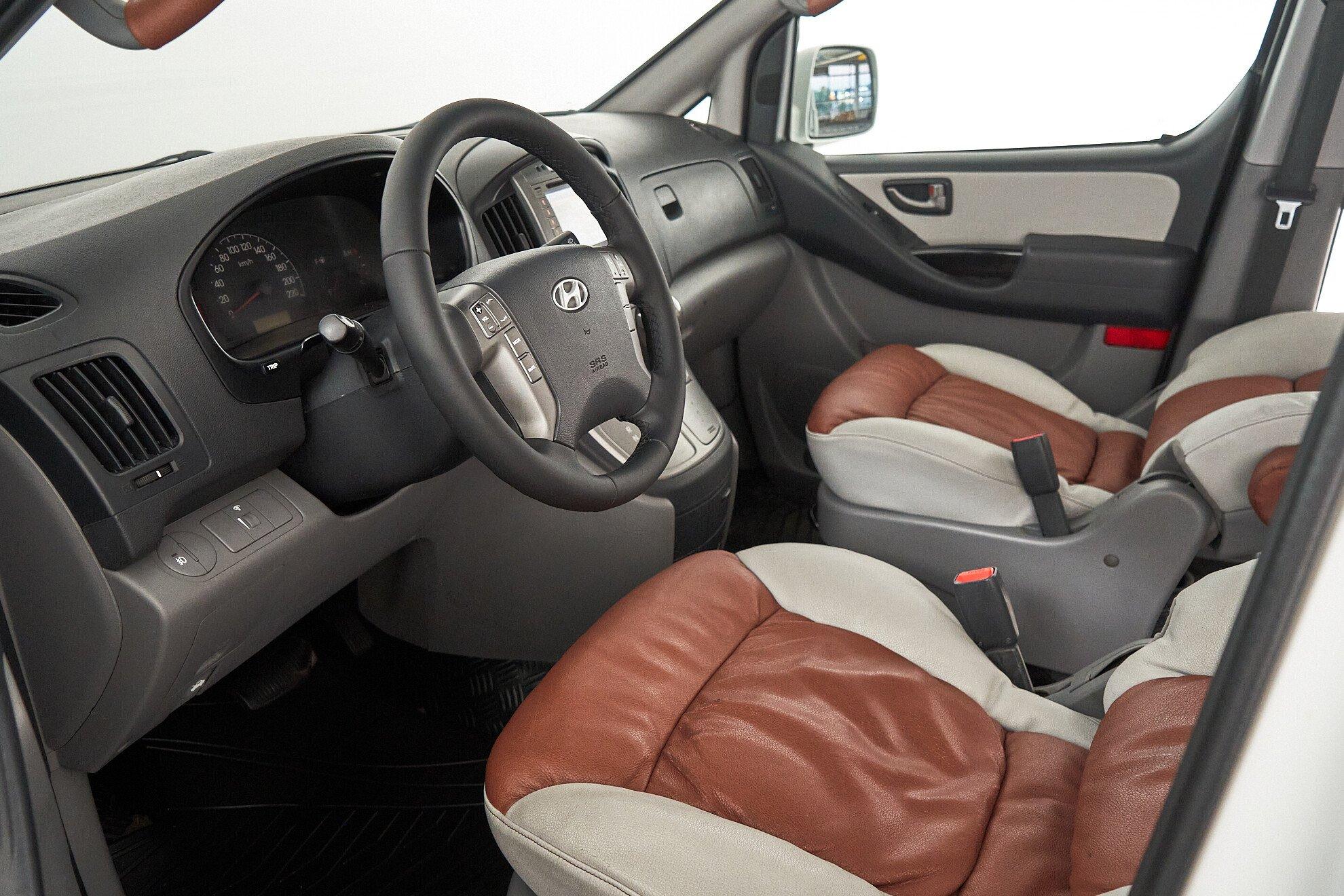 Hyundai Grand Starex 2010, белый