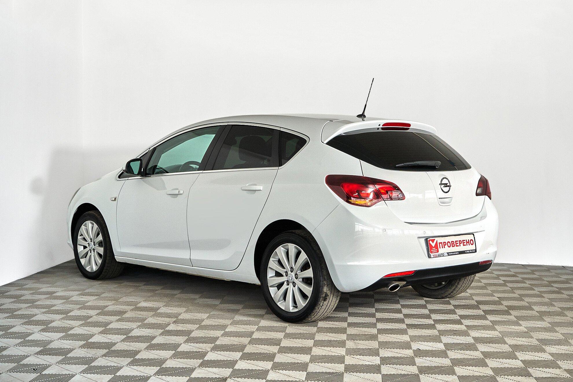 Opel Astra 2012, белый