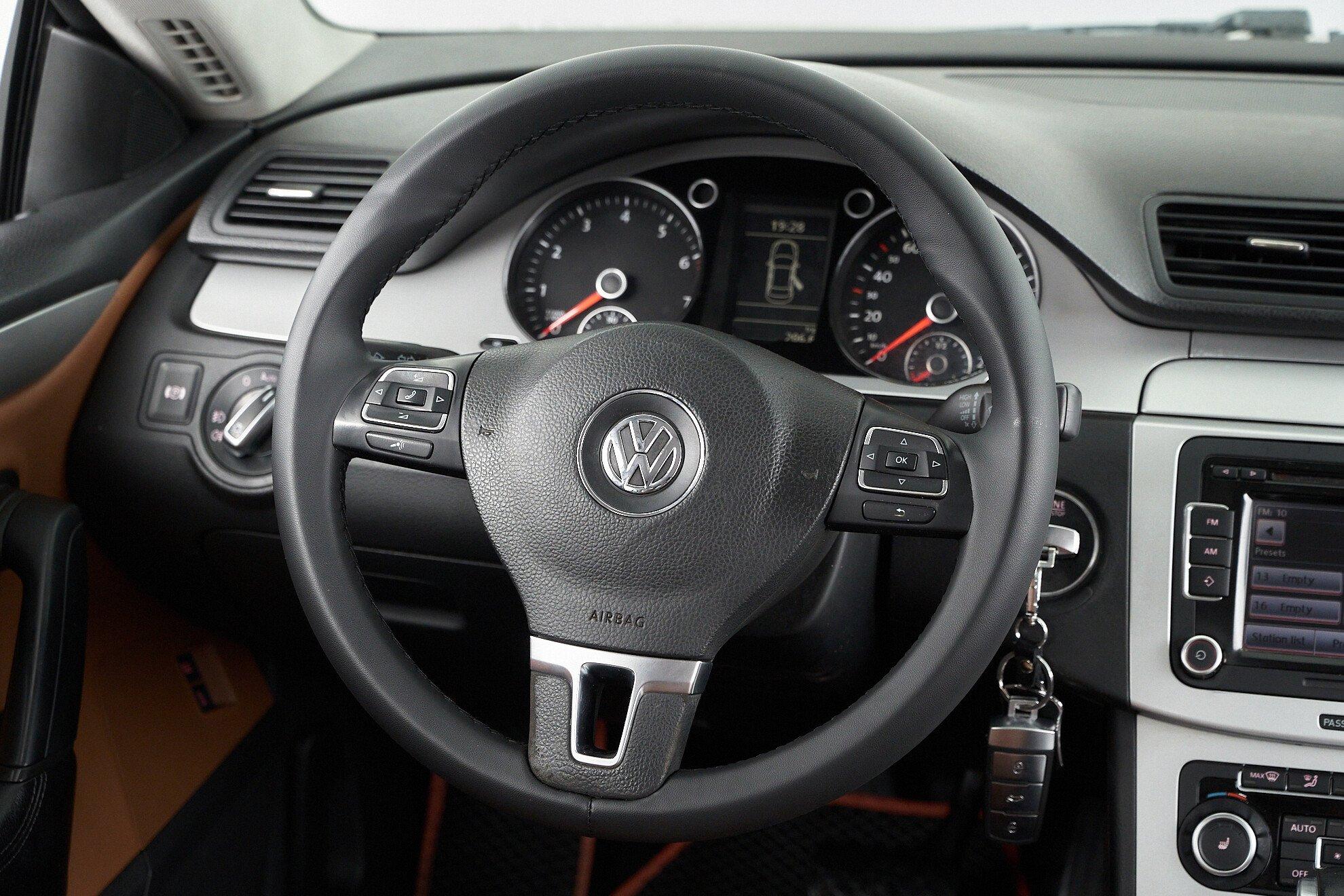 Volkswagen Passat CC 2010, бежевый