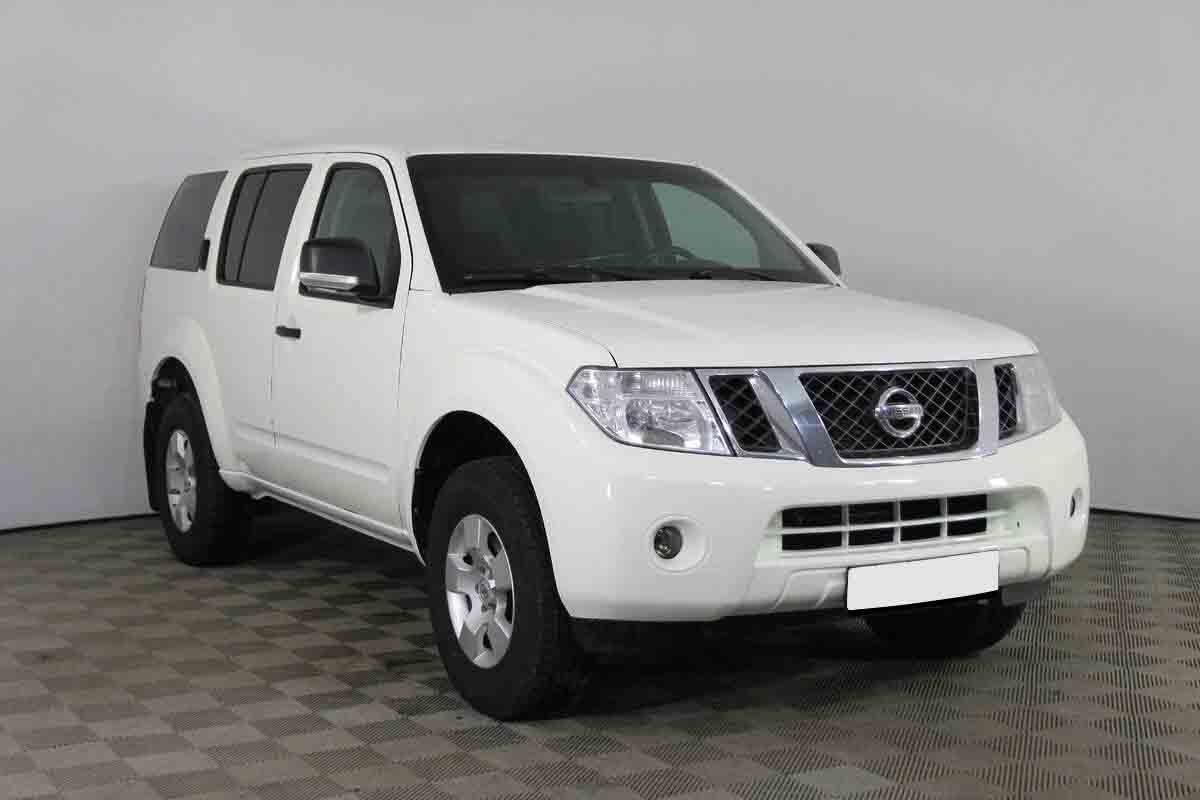 Nissan Pathfinder 2011, белый