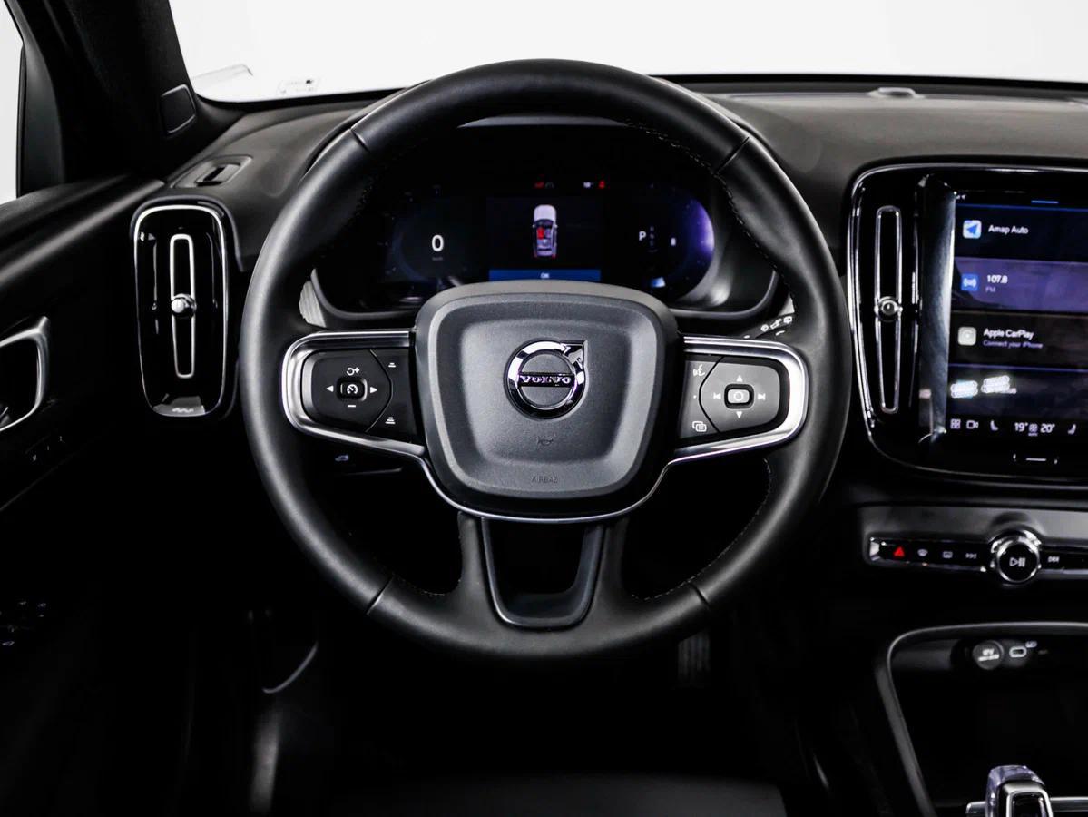 Volvo XC40 2024, белый