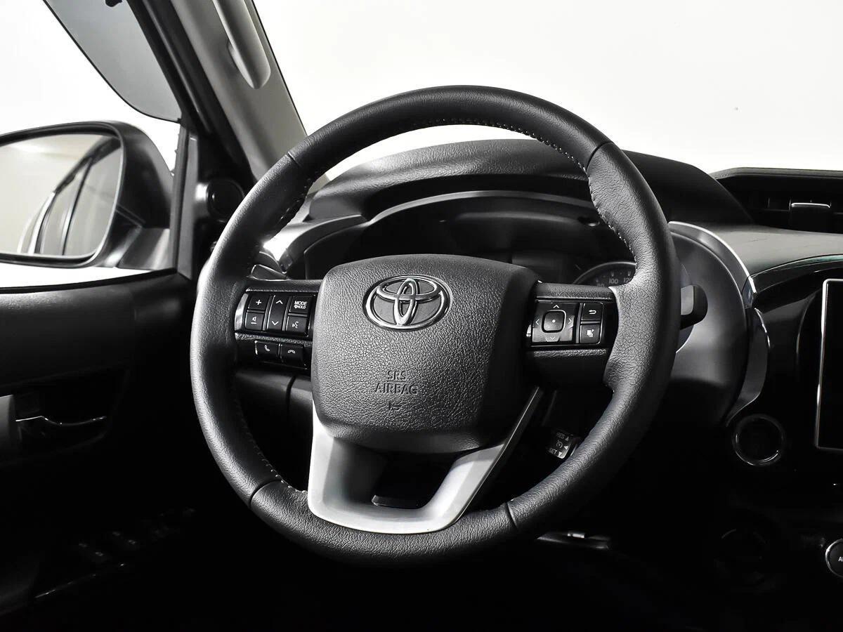 Toyota Hilux 2020, белый
