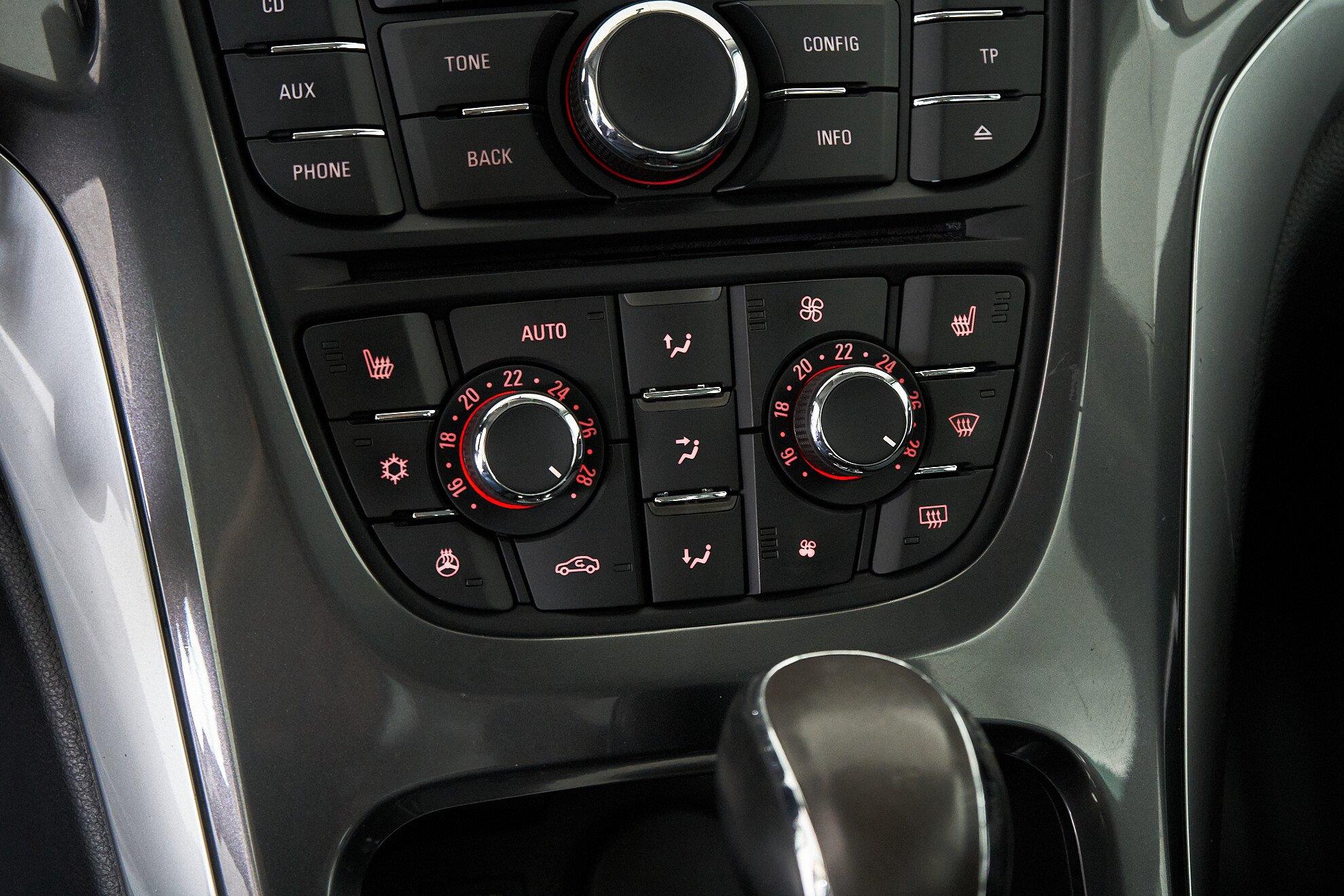 Opel Astra 2013, белый