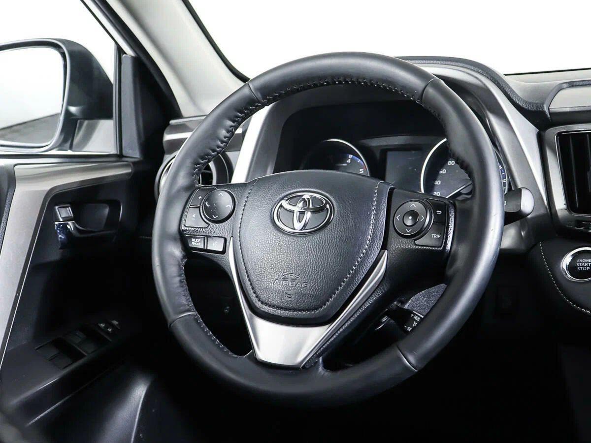 Toyota RAV4 2018, белый