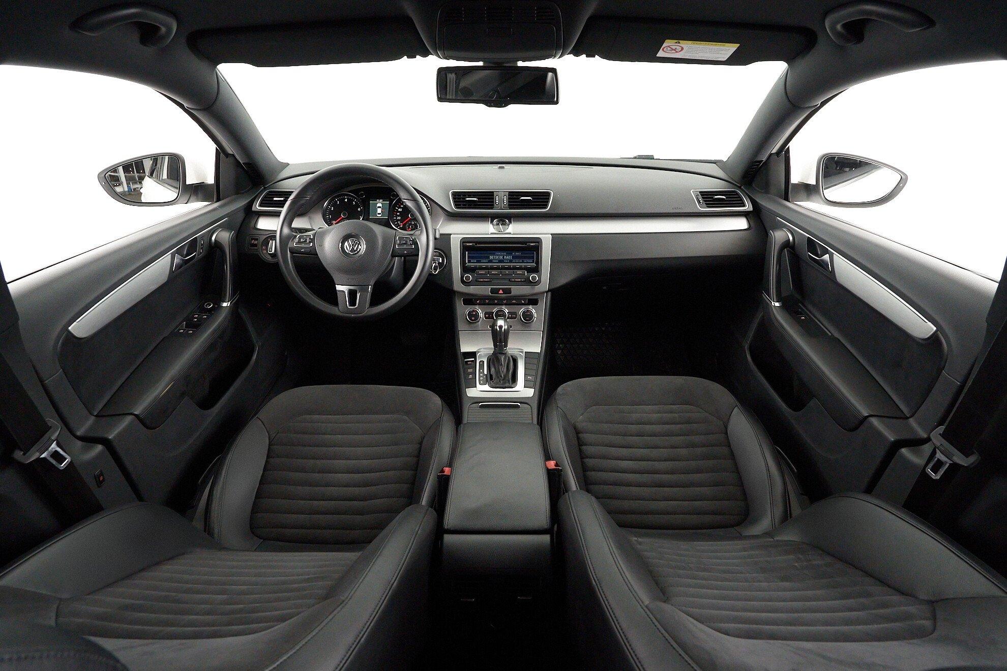 Volkswagen Passat 2012, белый