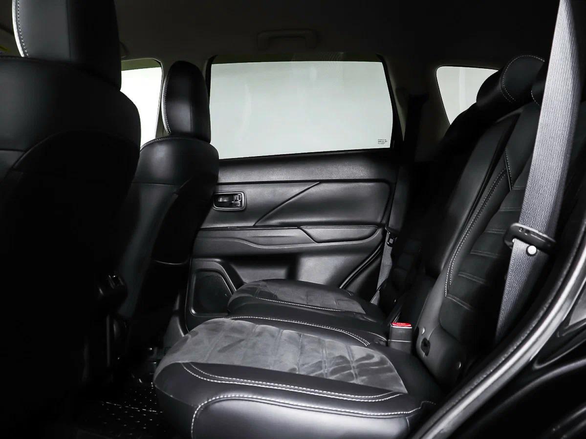 Mitsubishi Outlander 2022, черный