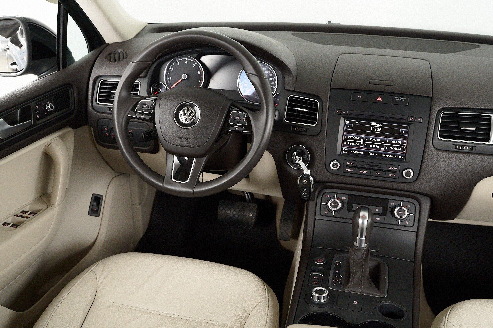 Volkswagen Touareg 2014, черный