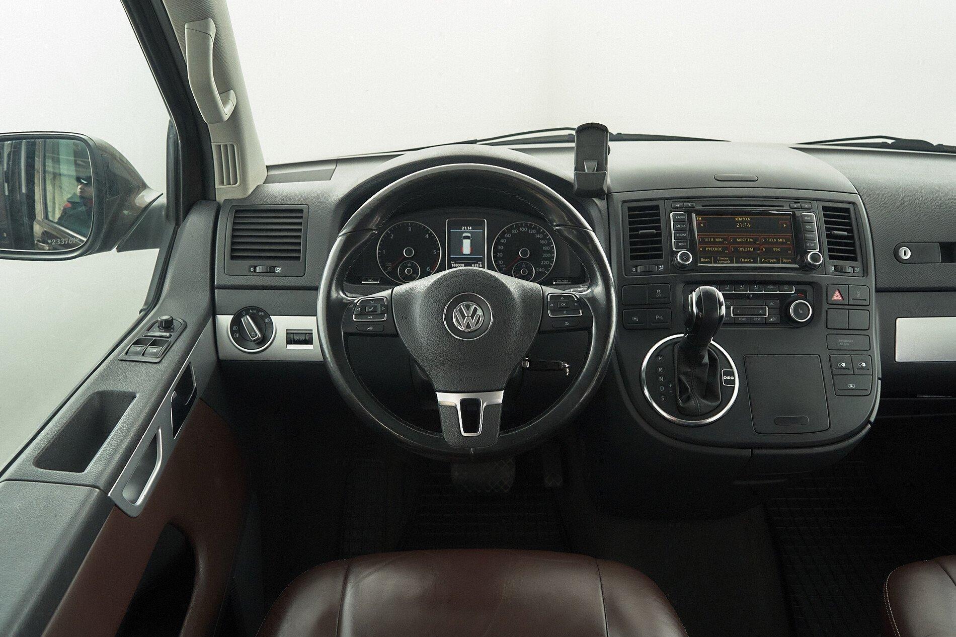 Volkswagen Multivan 2010, коричневый