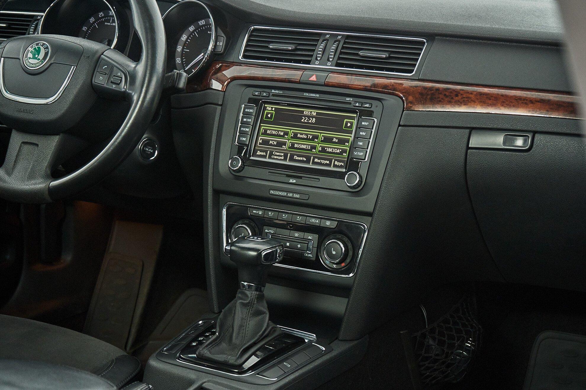 Skoda Superb 2011, коричневый