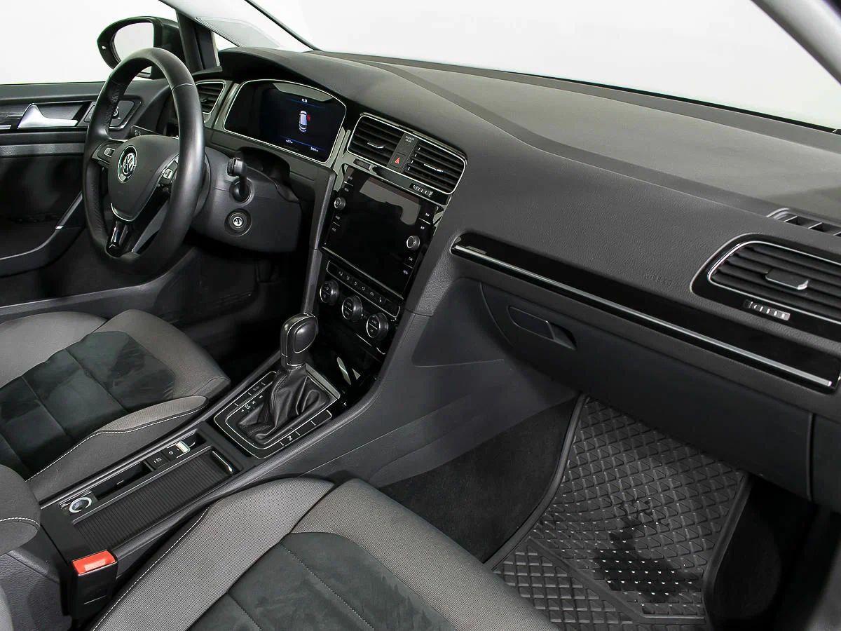 Volkswagen Golf 2019, серый