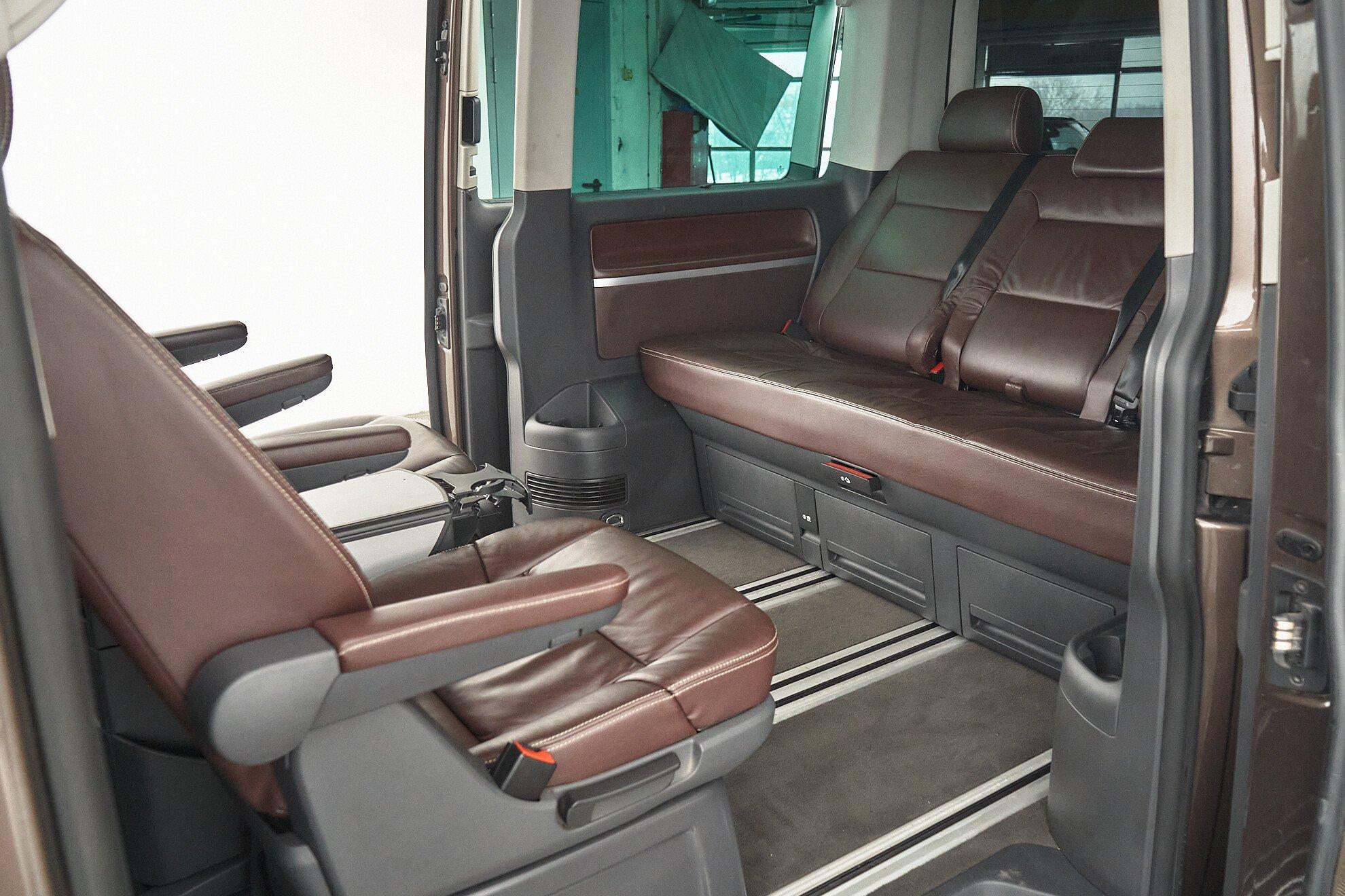 Volkswagen Multivan 2010, коричневый