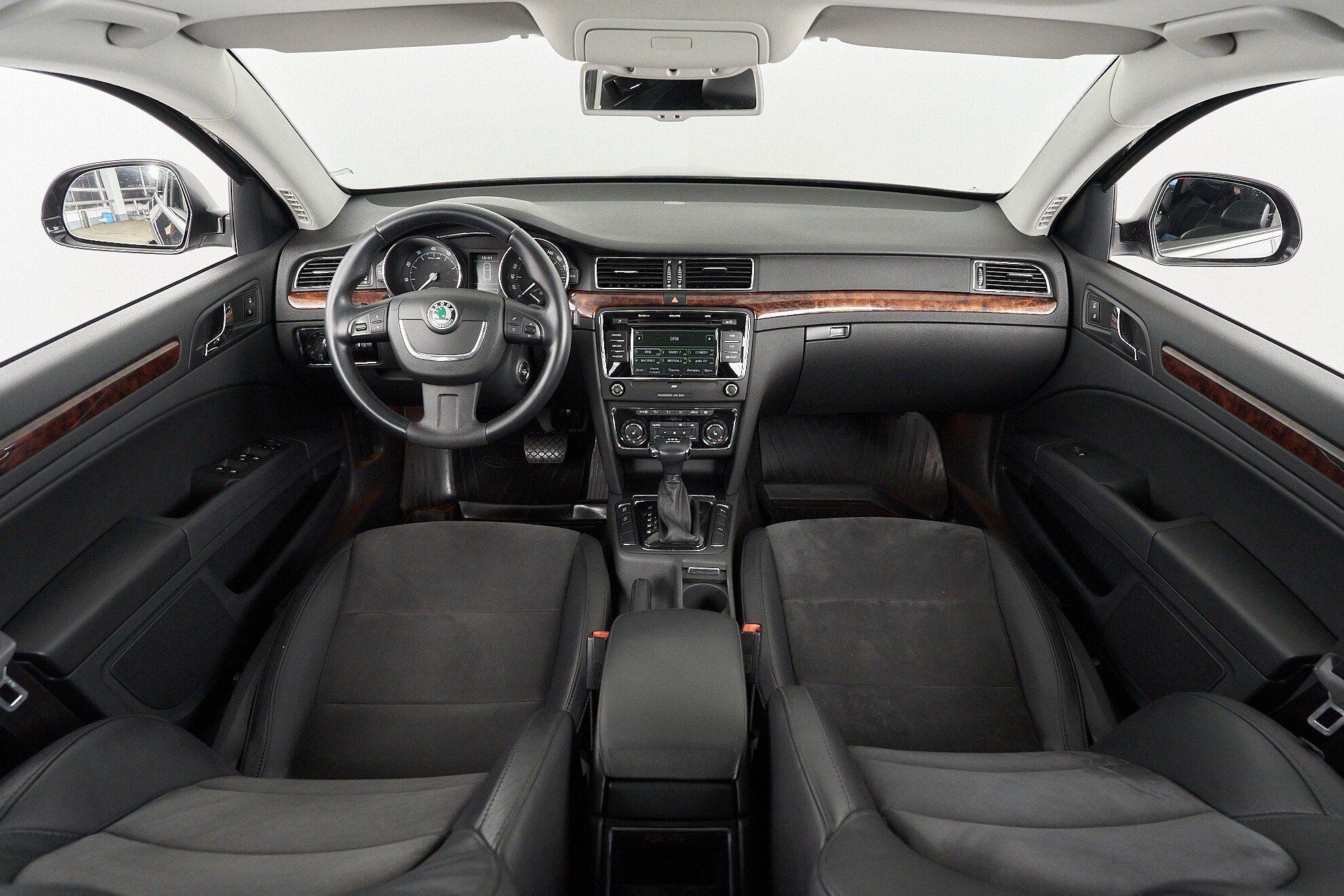 Skoda Superb 2011, черный