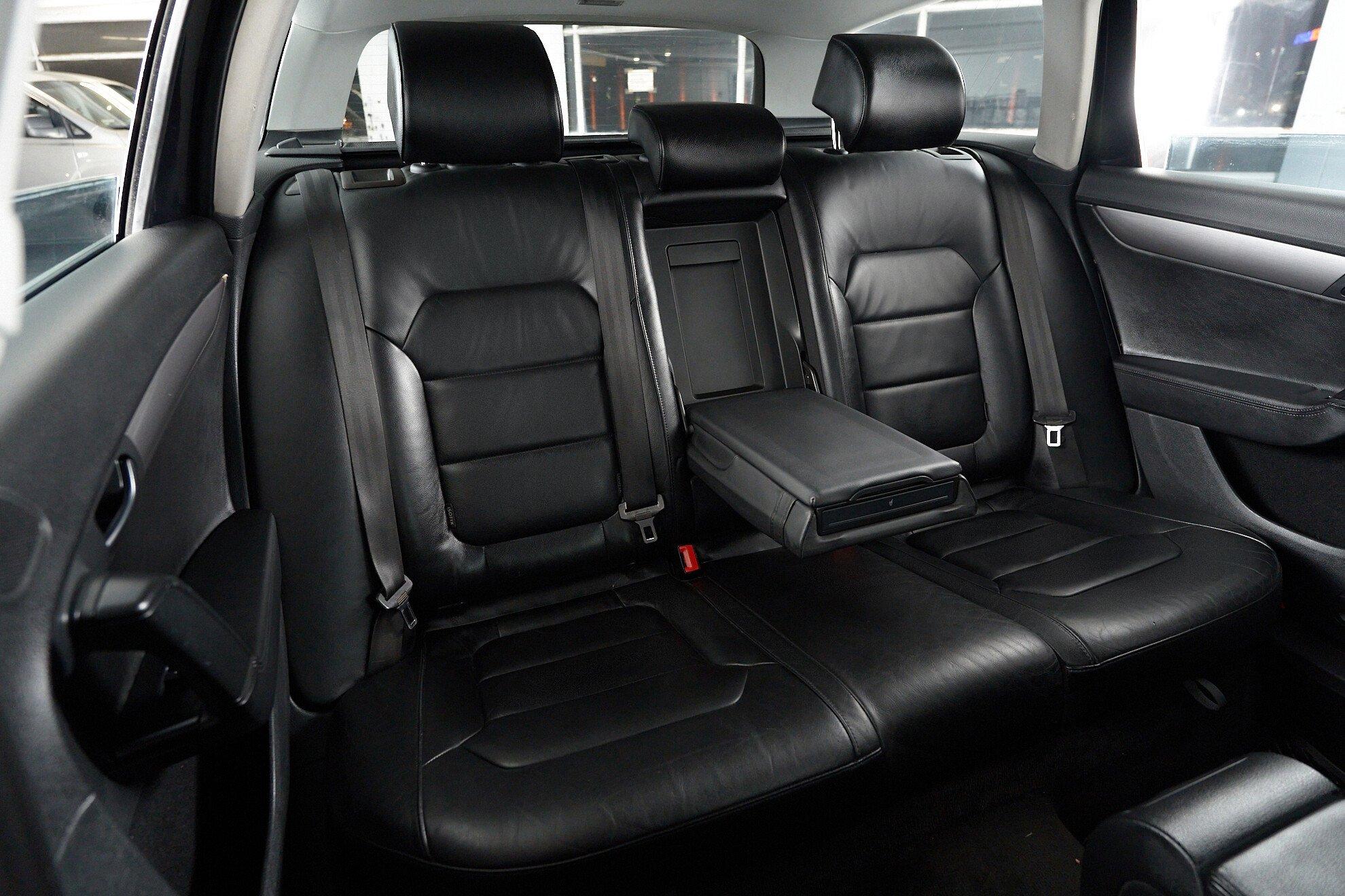 Volkswagen Passat 2011, черный