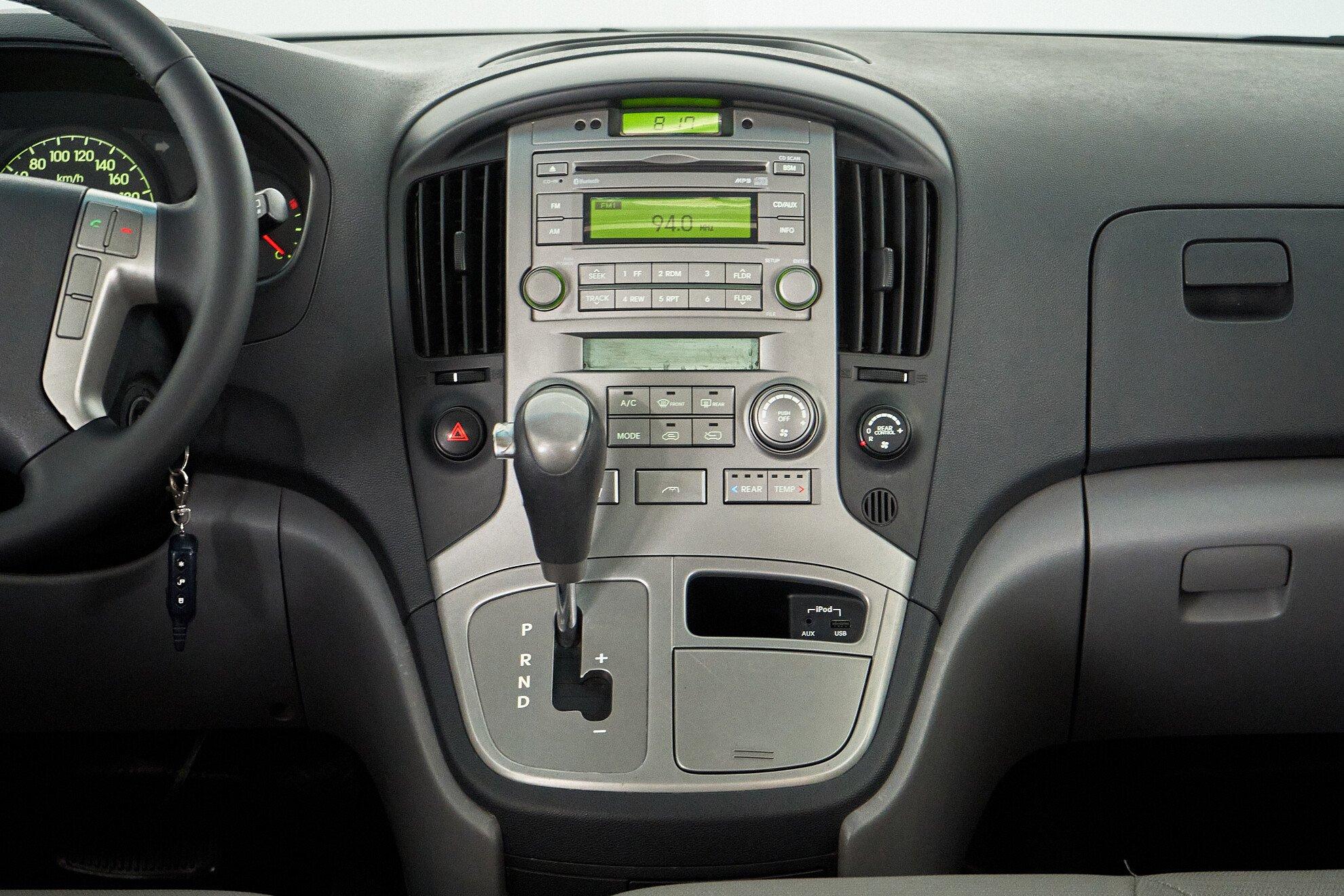 Hyundai Grand Starex 2012, серебряный
