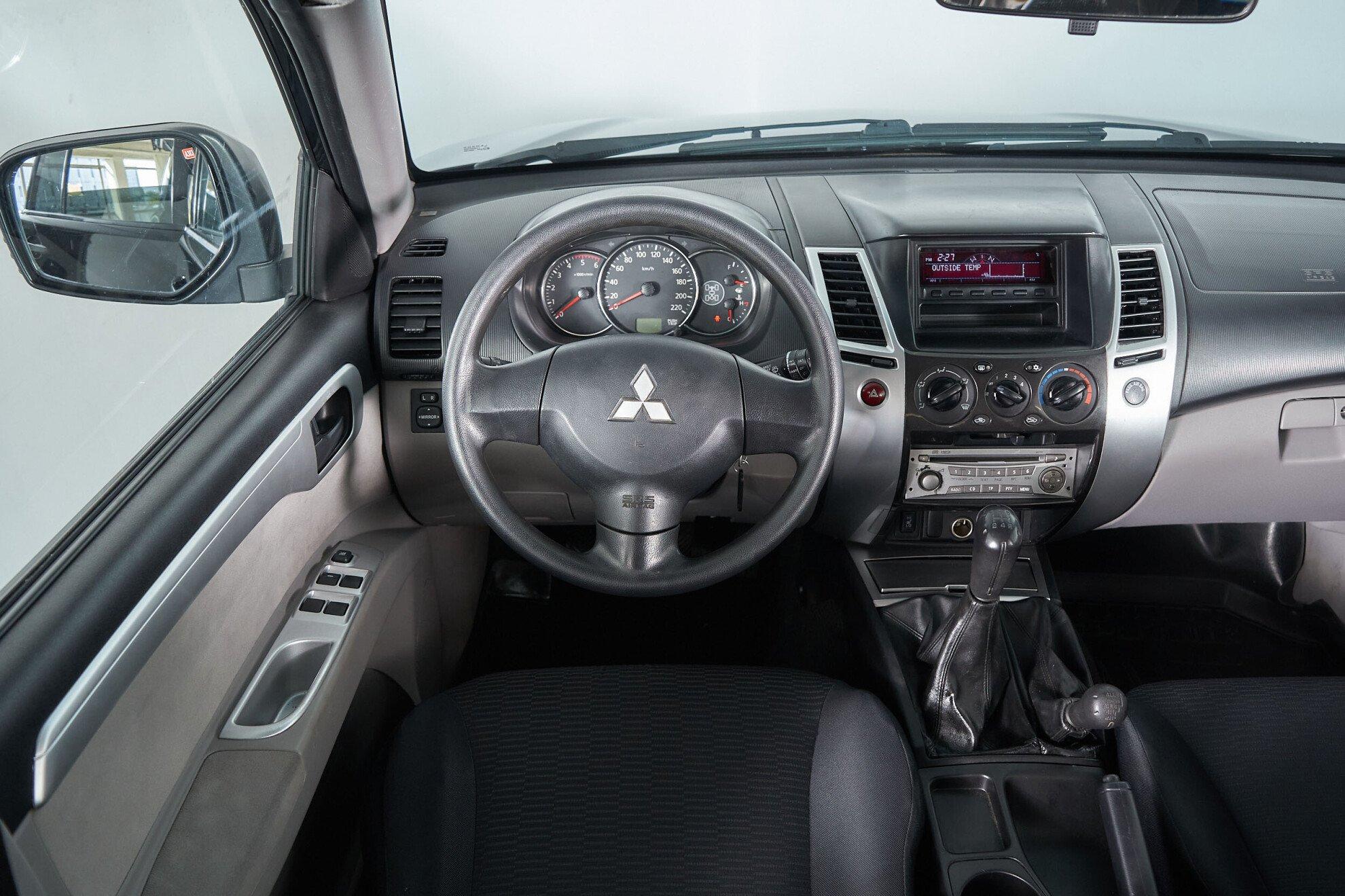 Mitsubishi Pajero Sport 2012, черный