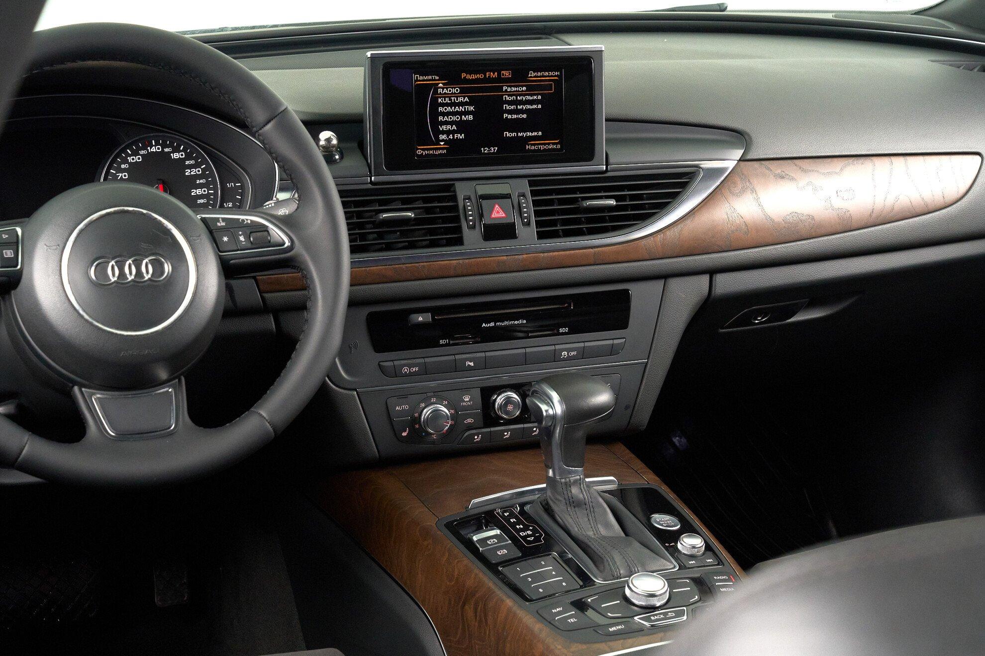 Audi A6 2011, белый