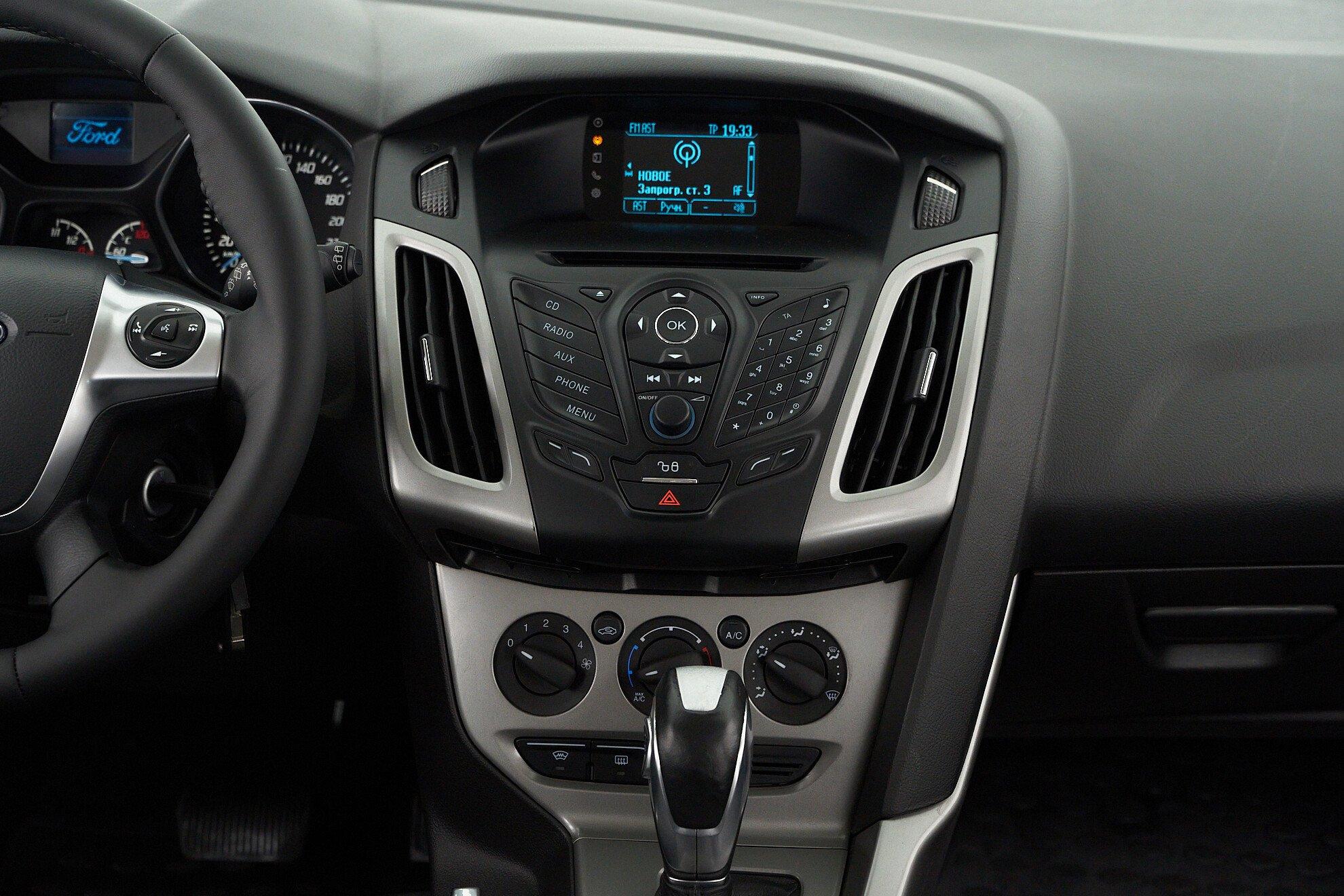 Ford Focus 2015, серый