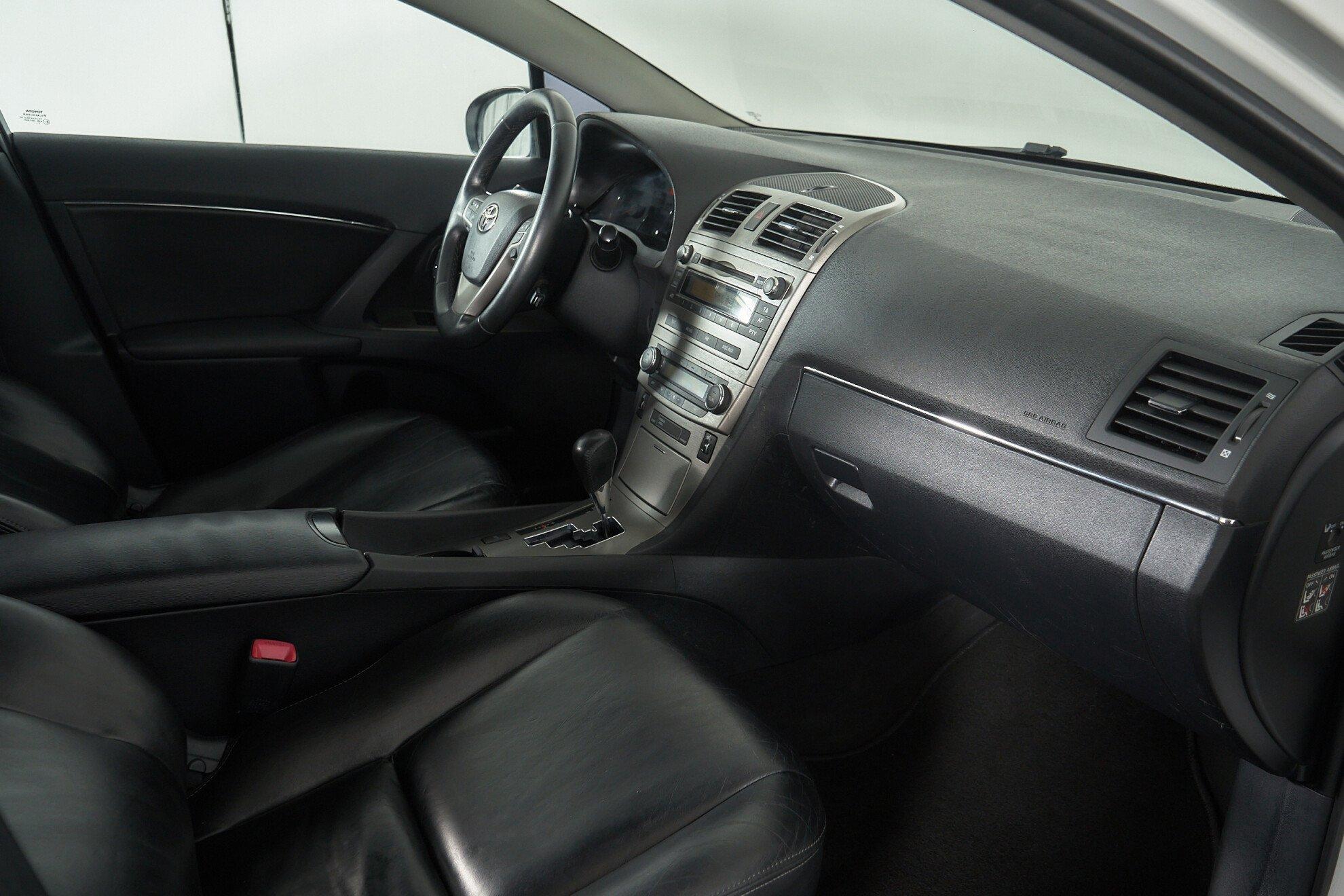 Toyota Avensis 2010, белый