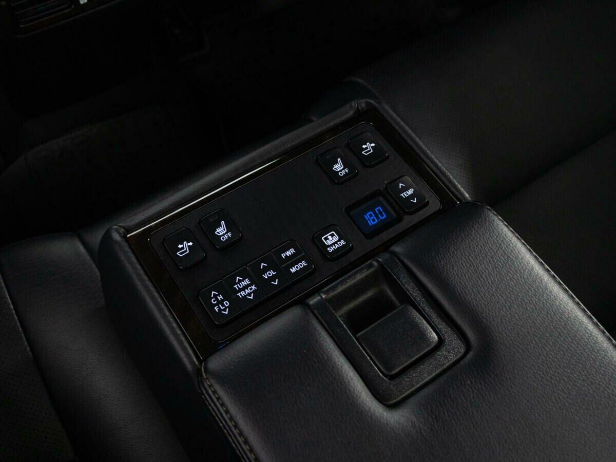 Toyota Camry 2018, белый