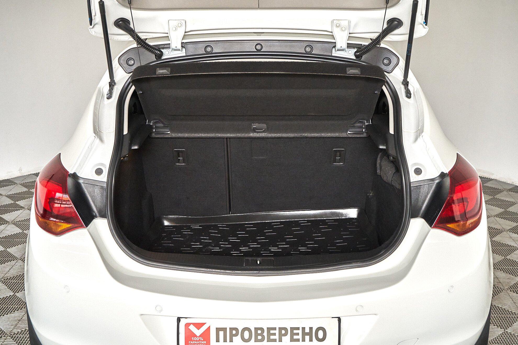 Opel Astra 2012, белый