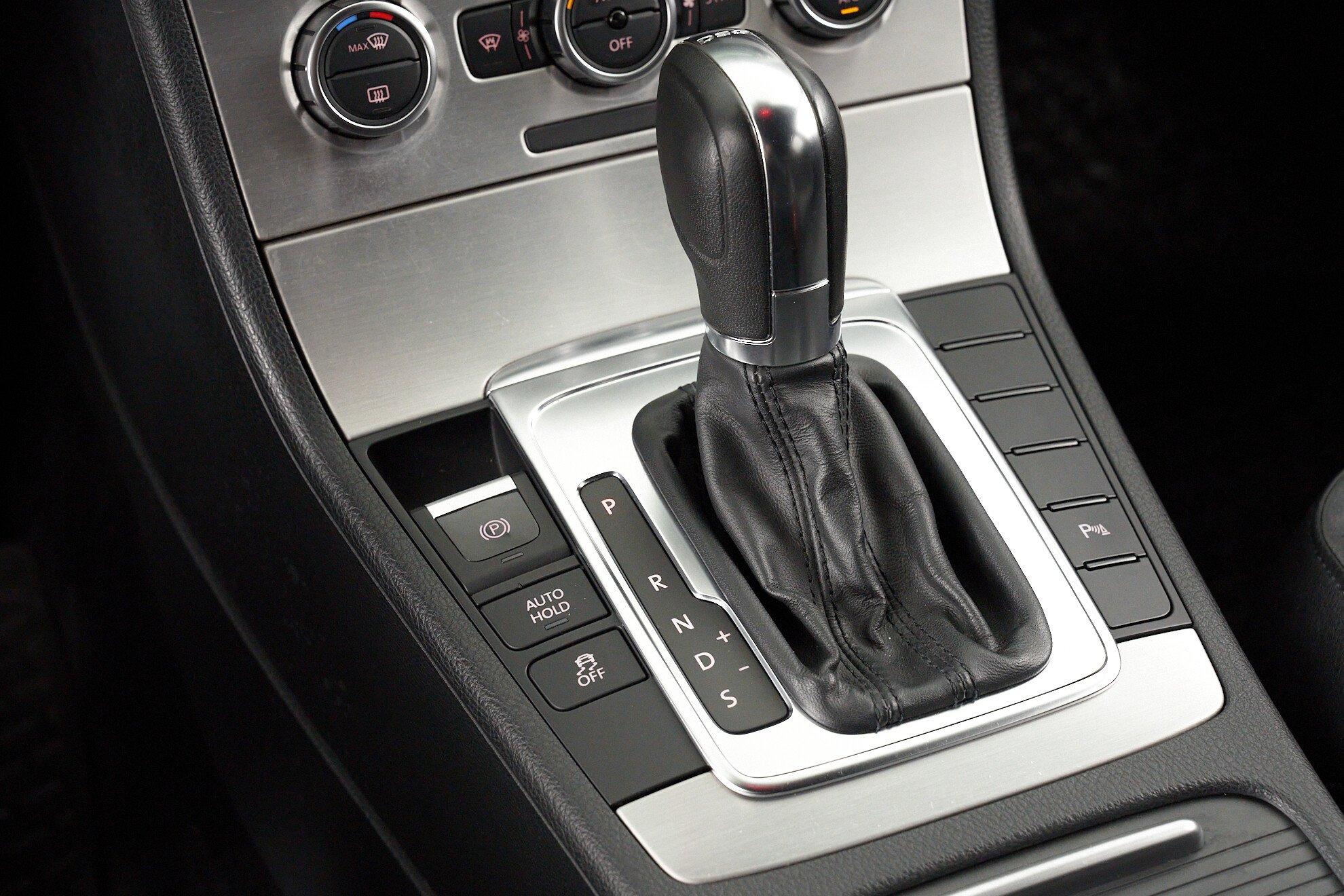 Volkswagen Passat 2012, белый