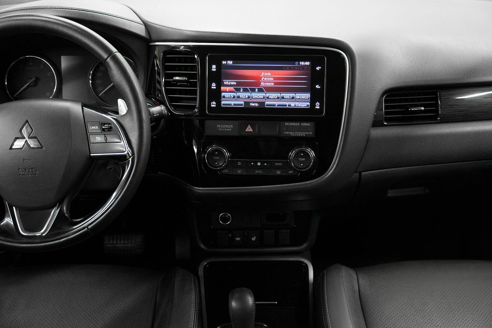 Mitsubishi Outlander 2018, серый