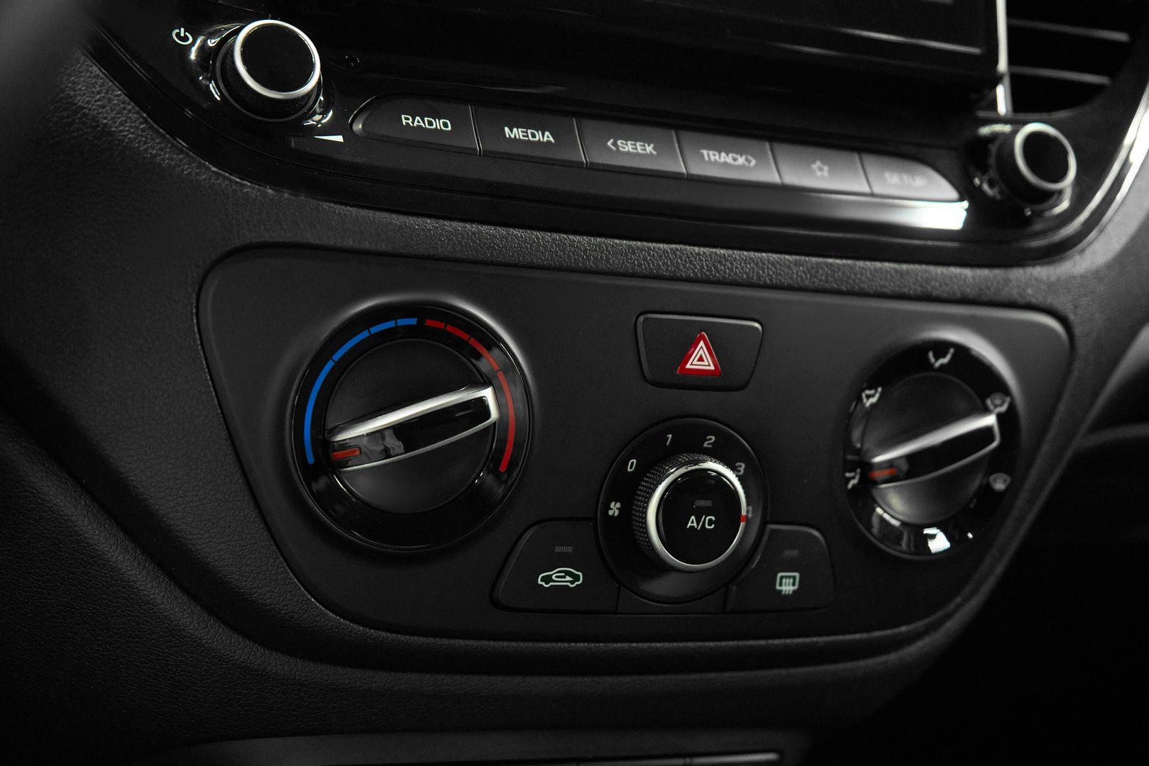 Hyundai Solaris 2021, белый