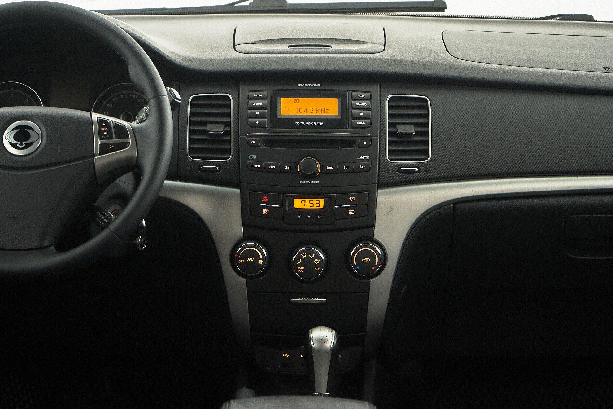 SsangYong Actyon 2012, серебряный